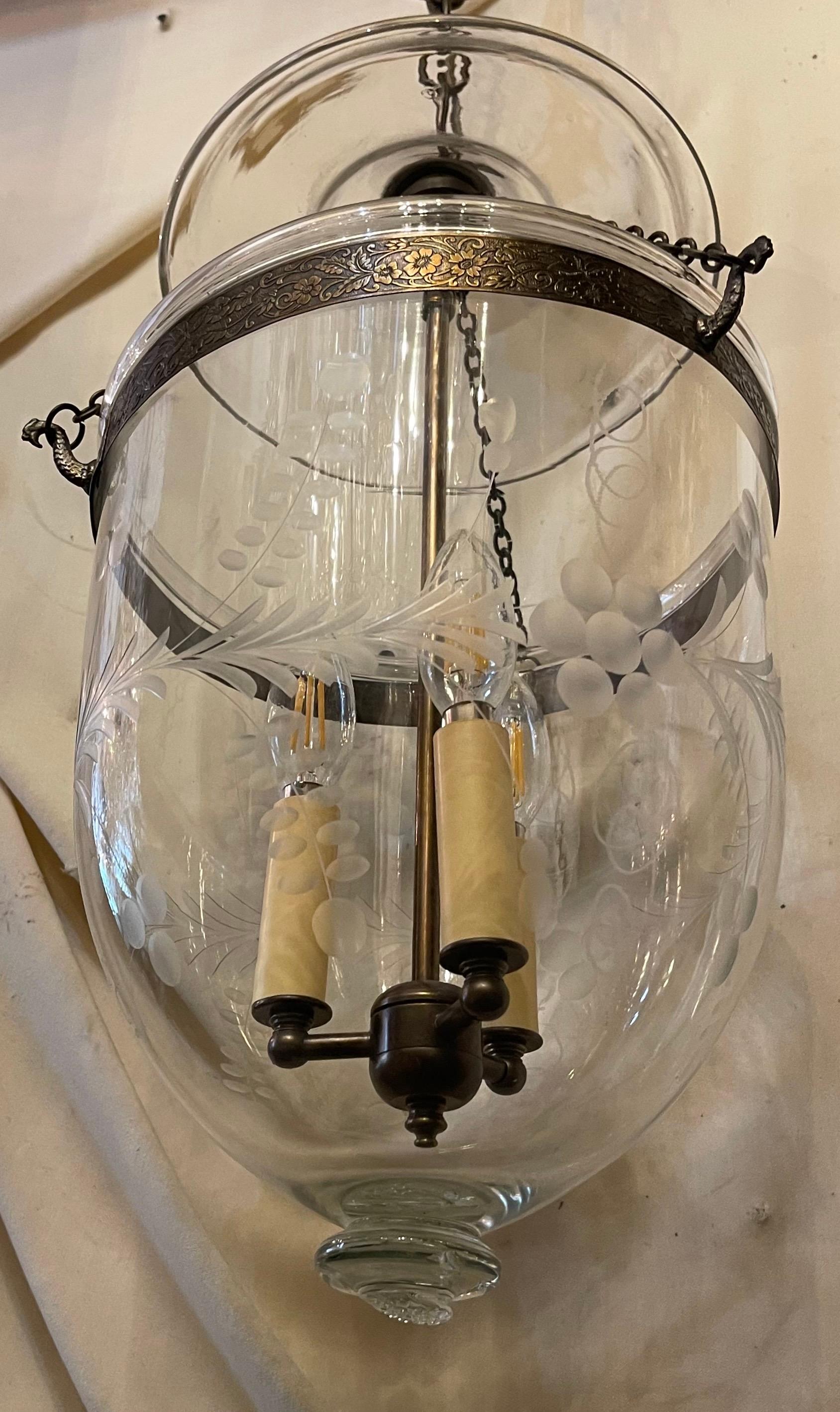 20ième siècle Merveilleuse lanterne à clochettes en verre gravé avec feuilles et fleurs, luminaire en laiton en vente
