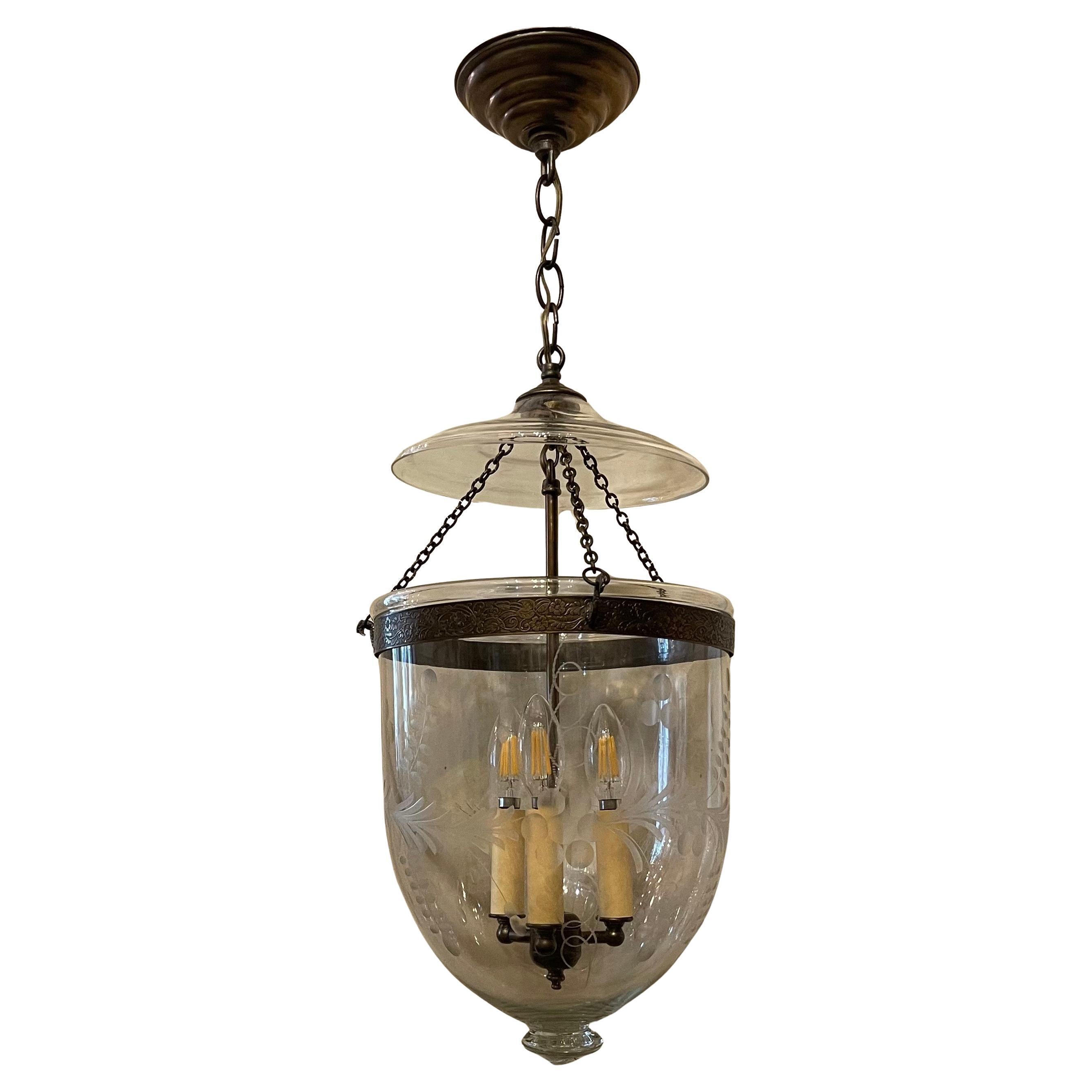 Merveilleuse lanterne à clochettes en verre gravé avec feuilles et fleurs, luminaire en laiton
