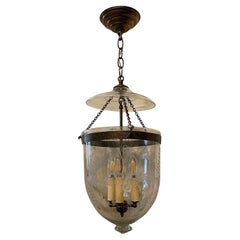 Merveilleuse lanterne à clochettes en verre gravé avec feuilles et fleurs, luminaire en laiton