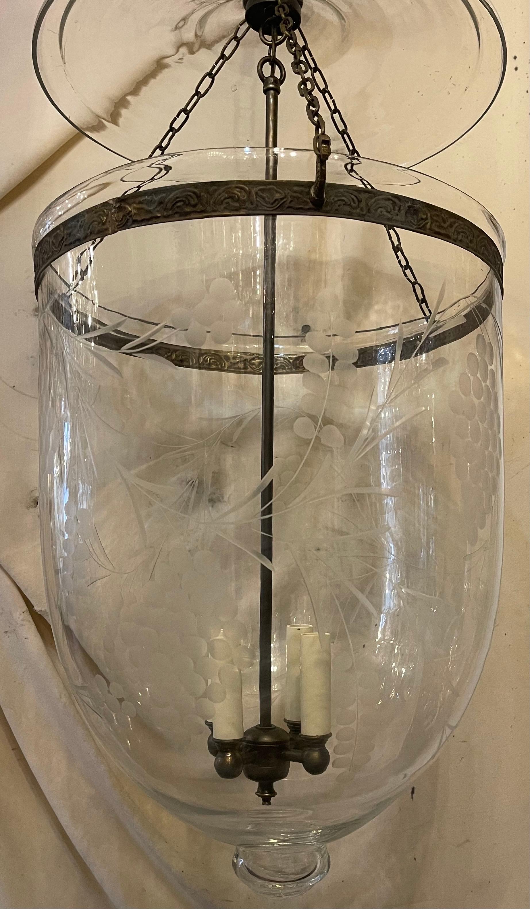 Merveilleuse grande lanterne en verre gravé avec feuilles et vigne, avec quincaillerie en laiton, à la manière de Vaughan. Ce luminaire possède une grappe de 4 candélabres à l'intérieur.
