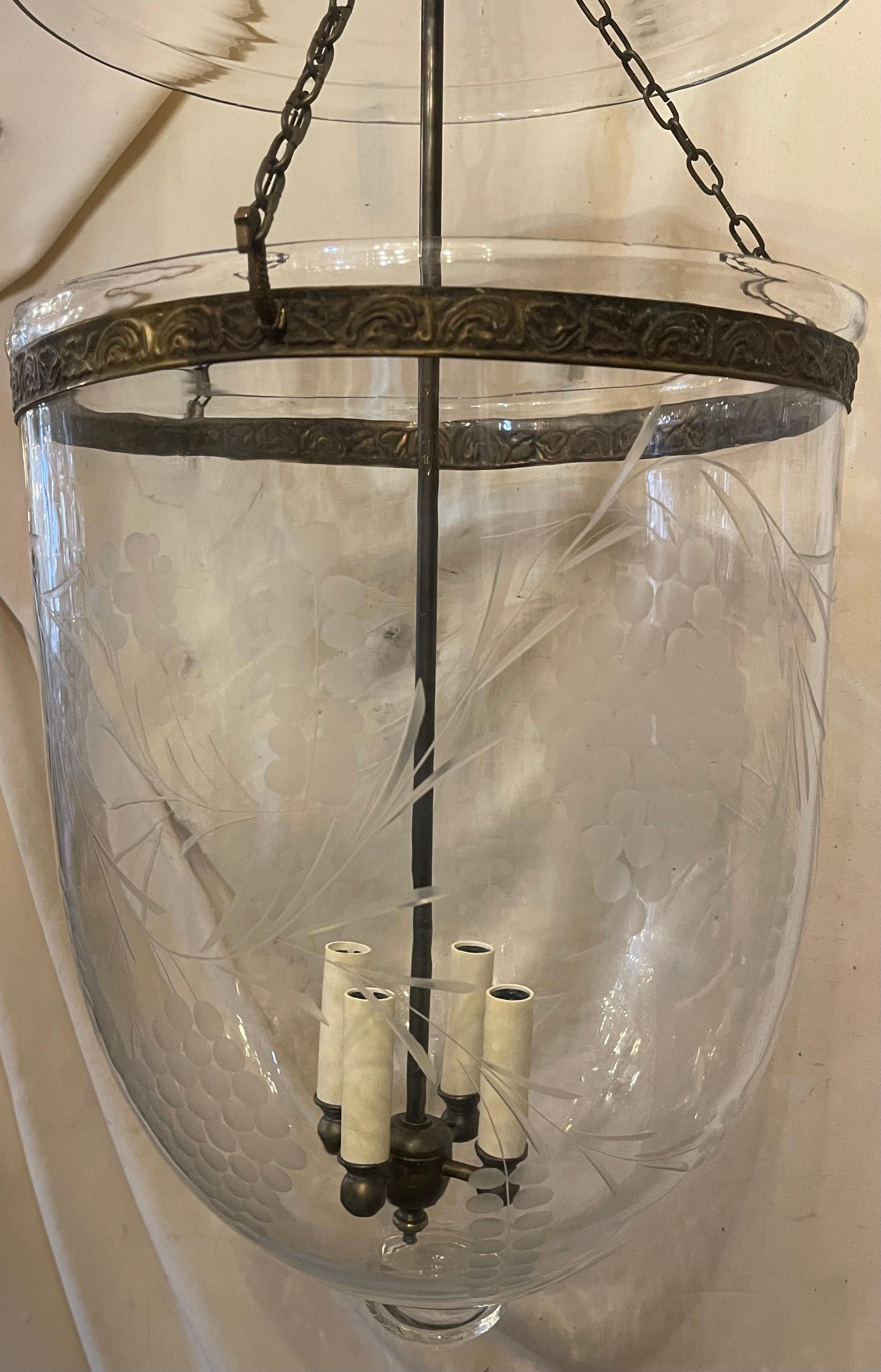 Regency Merveilleuse Lanterne en verre gravé avec feuilles de vigne Lanterne à clochettes en laiton Vaughan Fixture en vente