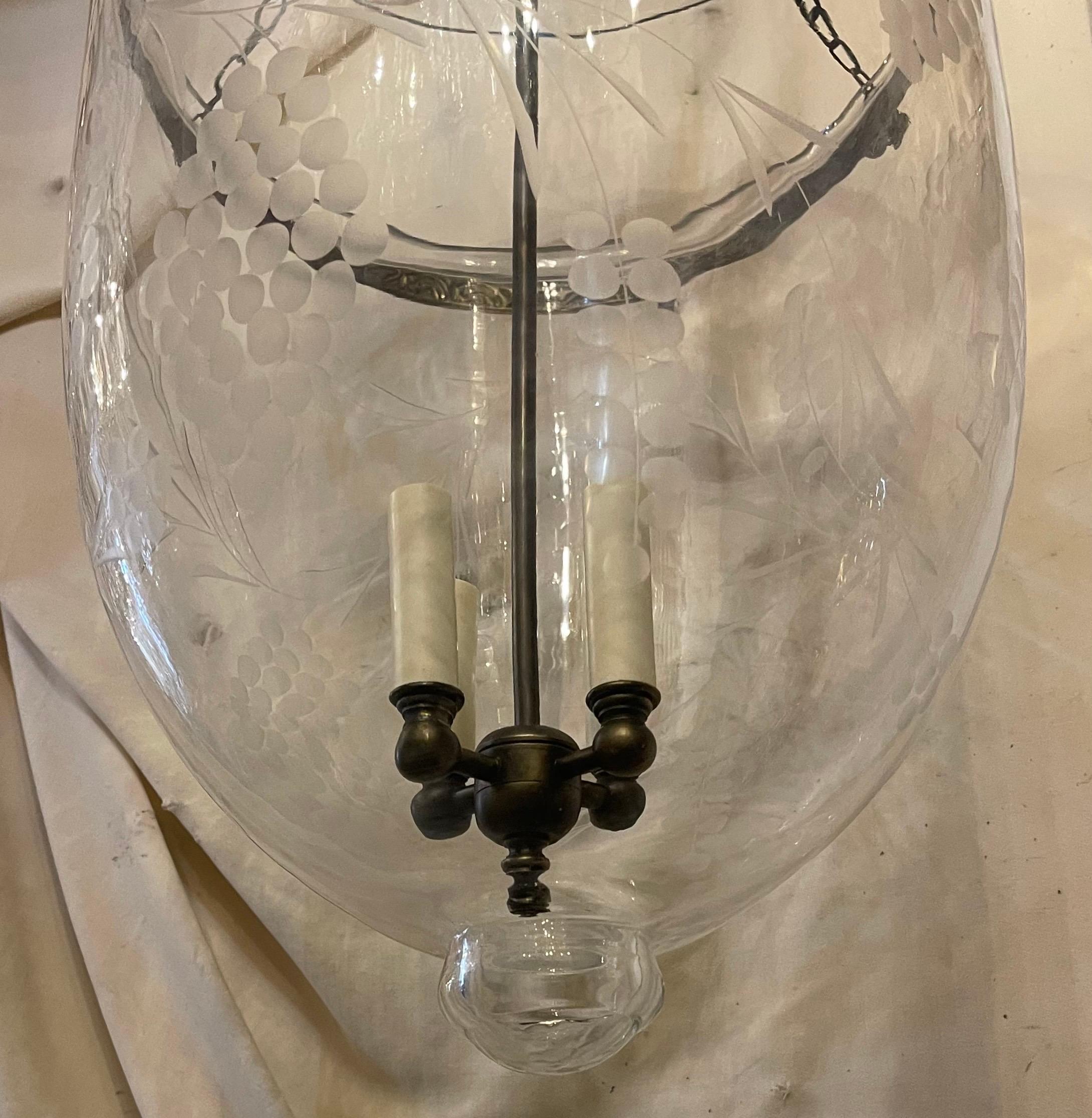 Buriné Merveilleuse Lanterne en verre gravé avec feuilles de vigne Lanterne à clochettes en laiton Vaughan Fixture en vente