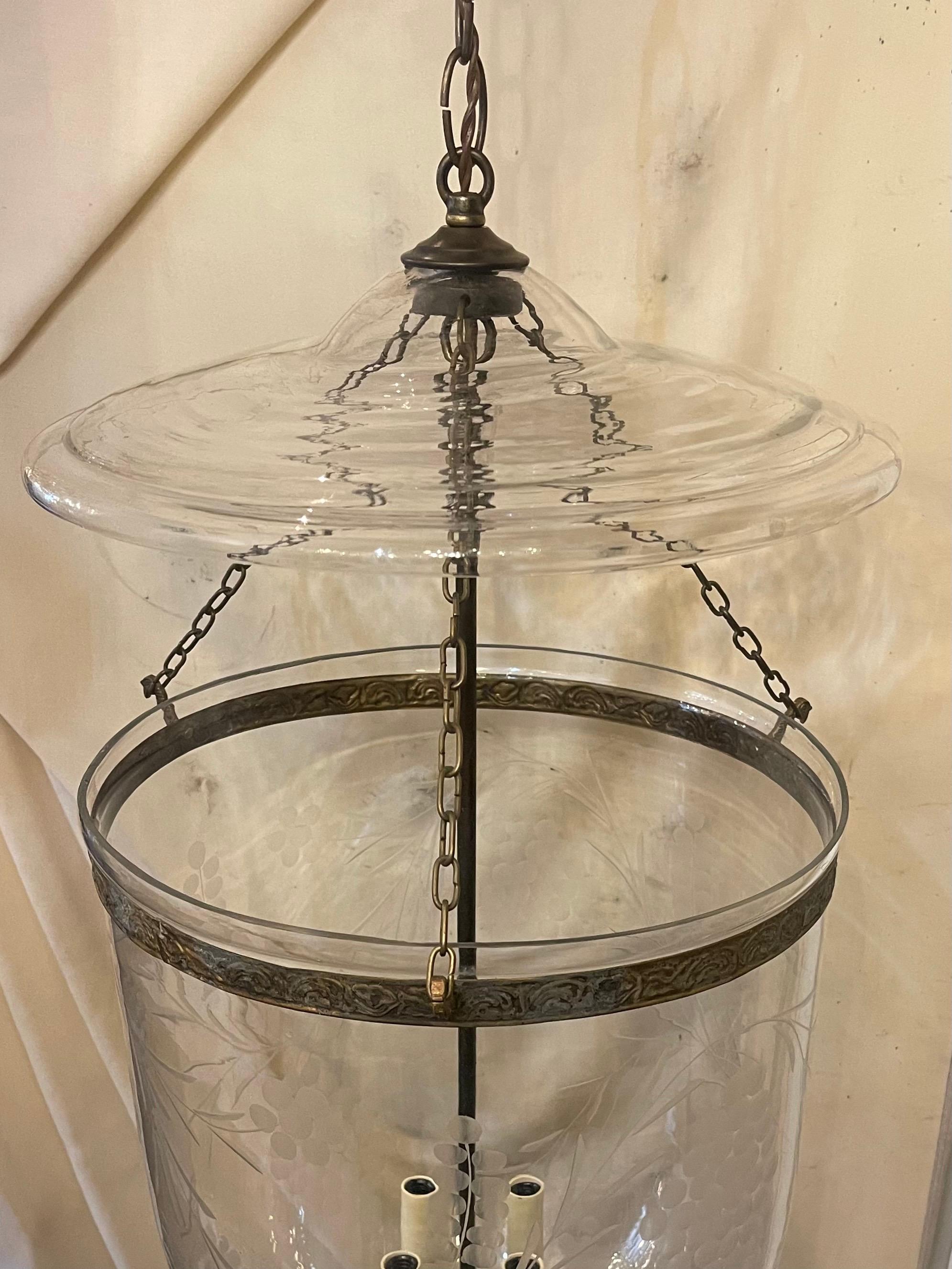 Merveilleuse Lanterne en verre gravé avec feuilles de vigne Lanterne à clochettes en laiton Vaughan Fixture Bon état - En vente à Roslyn, NY