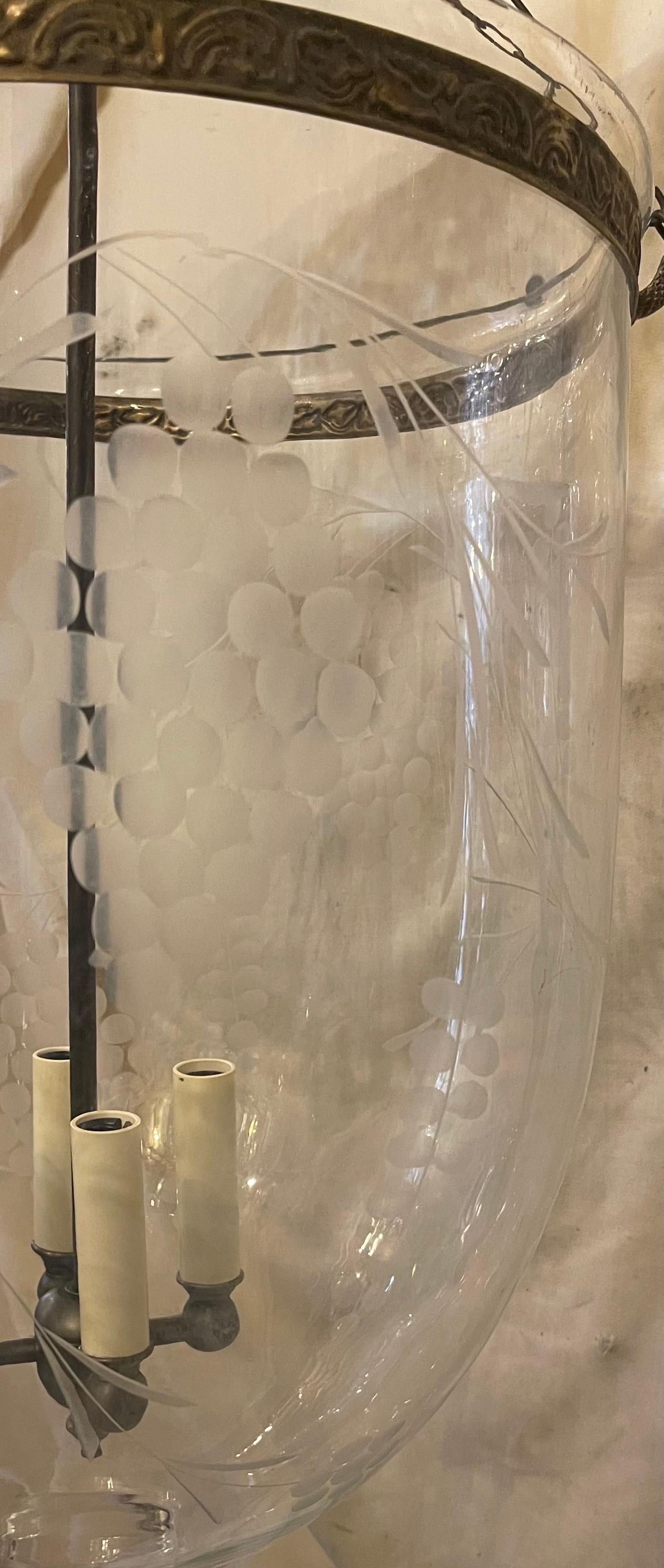 20ième siècle Merveilleuse Lanterne en verre gravé avec feuilles de vigne Lanterne à clochettes en laiton Vaughan Fixture en vente