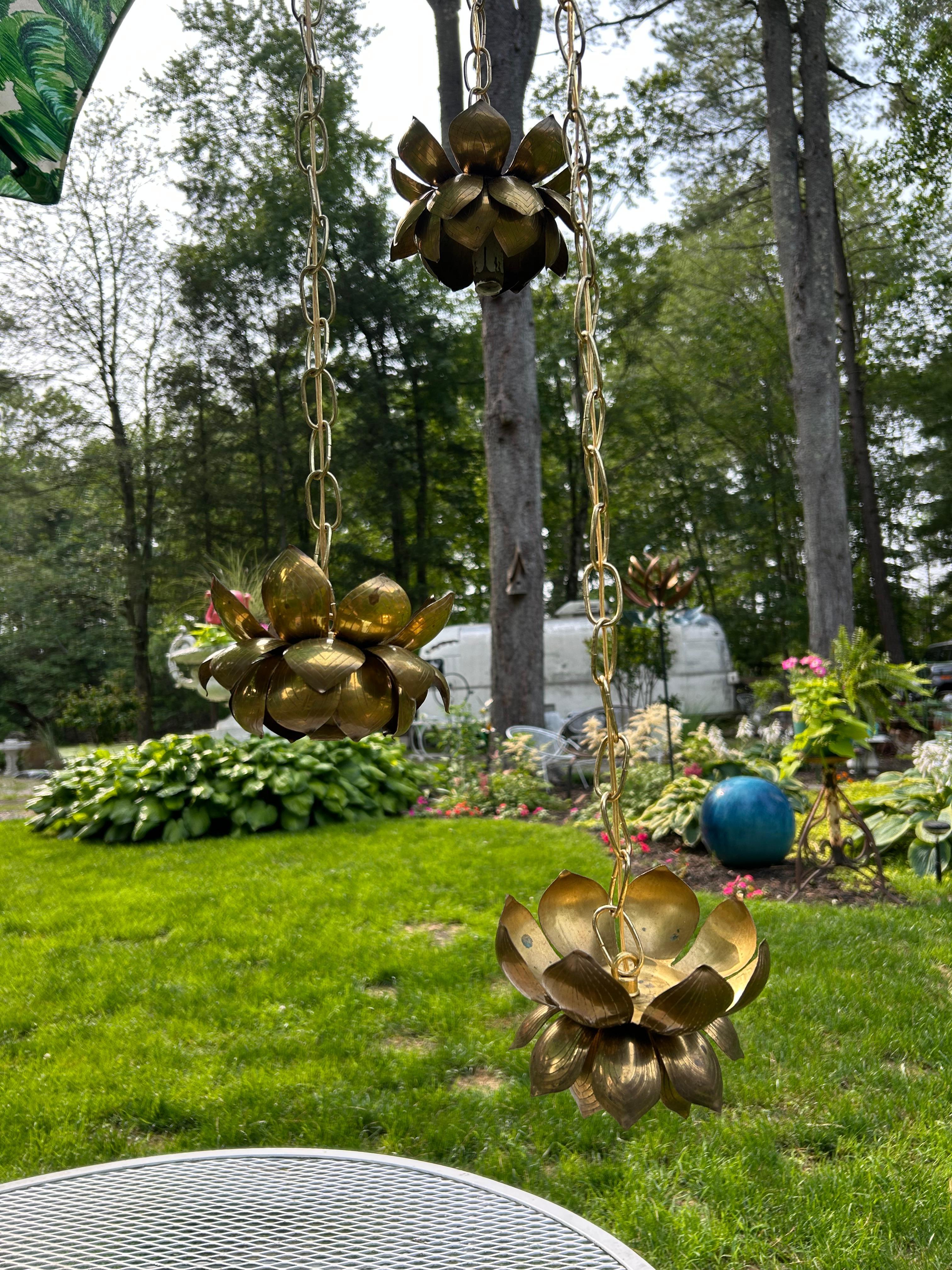 Meraviglioso lampadario a sospensione Feldman a 3 luci in ottone con fiori di loto del Medioevo in vendita 3
