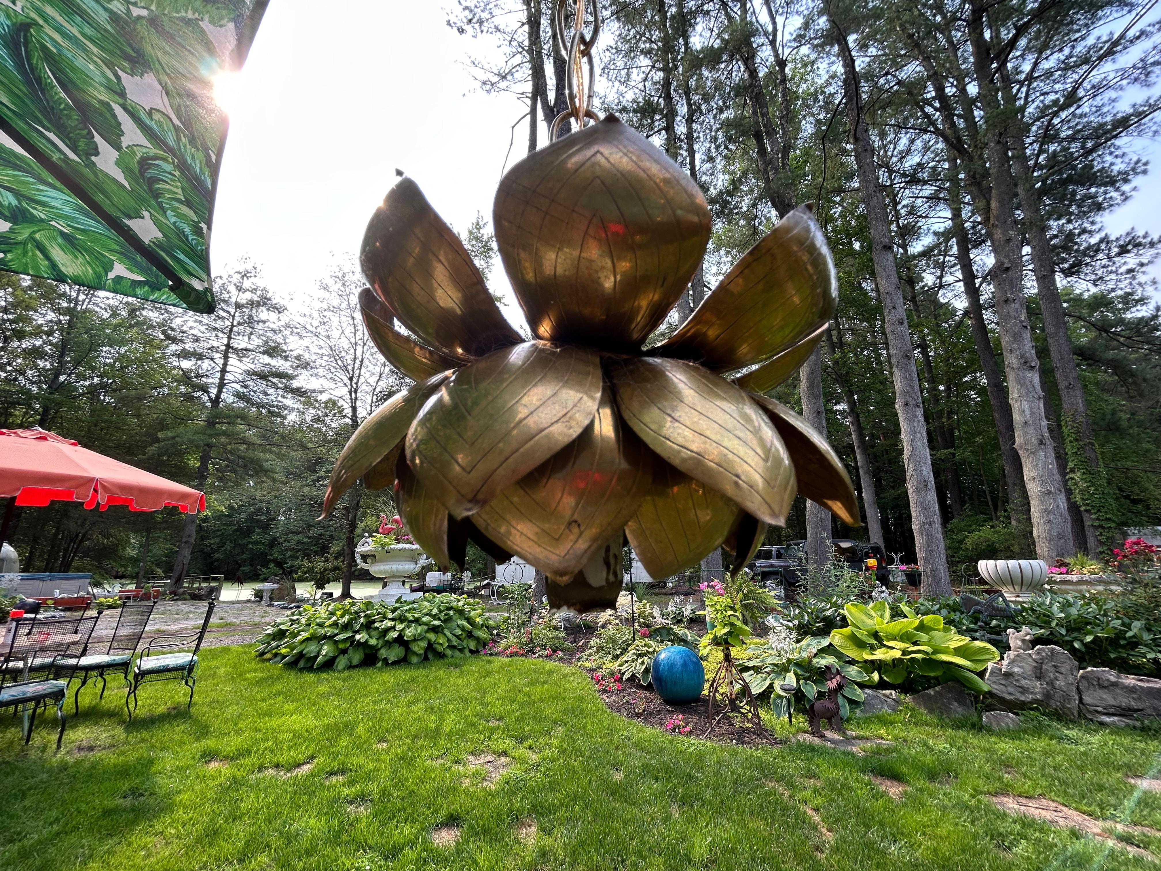 Meraviglioso lampadario a sospensione Feldman a 3 luci in ottone con fiori di loto del Medioevo in vendita 5