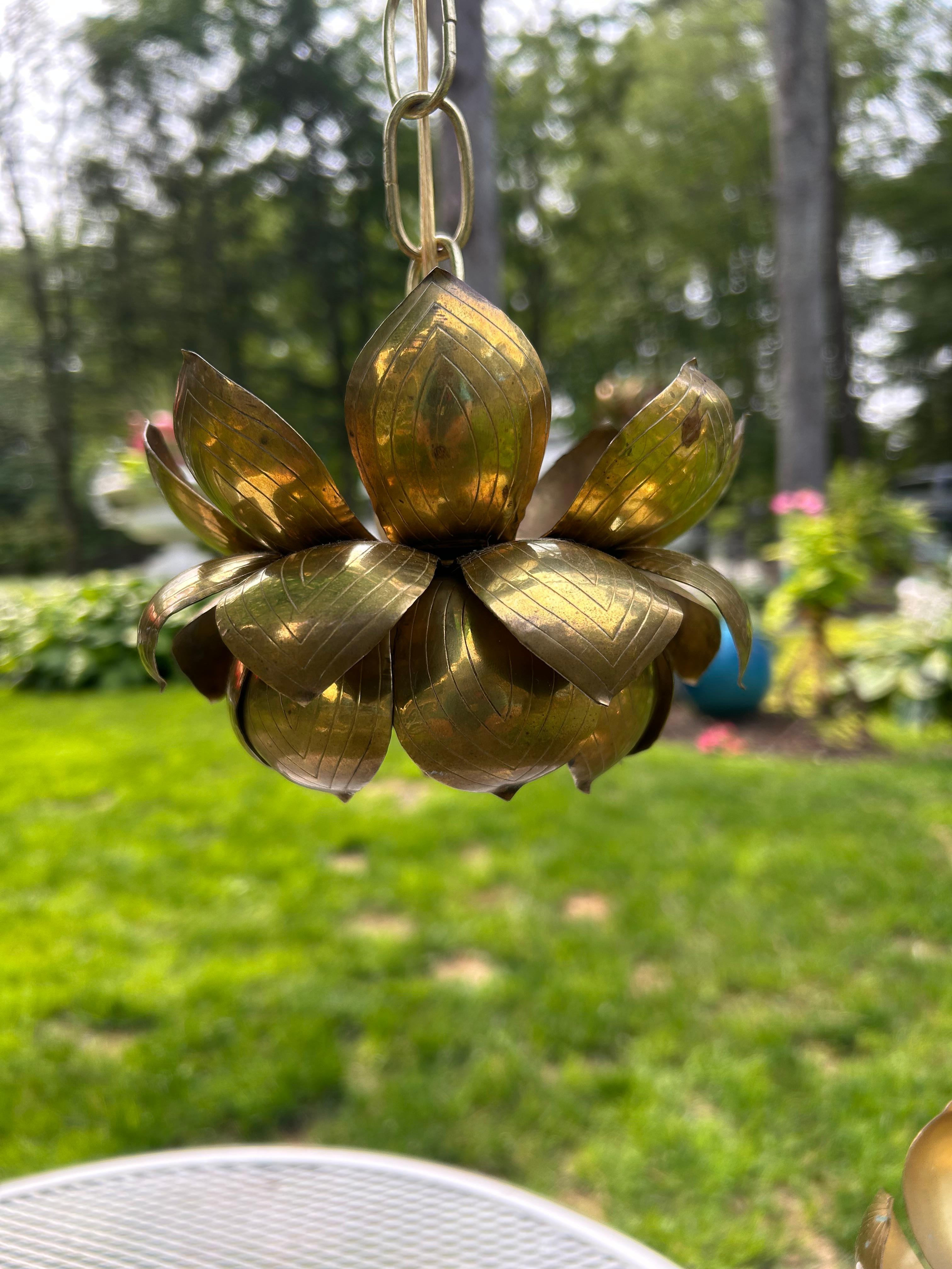 Splendido pendente a 3 luci in ottone a forma di loto di Feldman Lighting Co.  Abbiamo avuto questo stile molte volte, ma mai con fiori così piccoli: ogni fiore misura 6