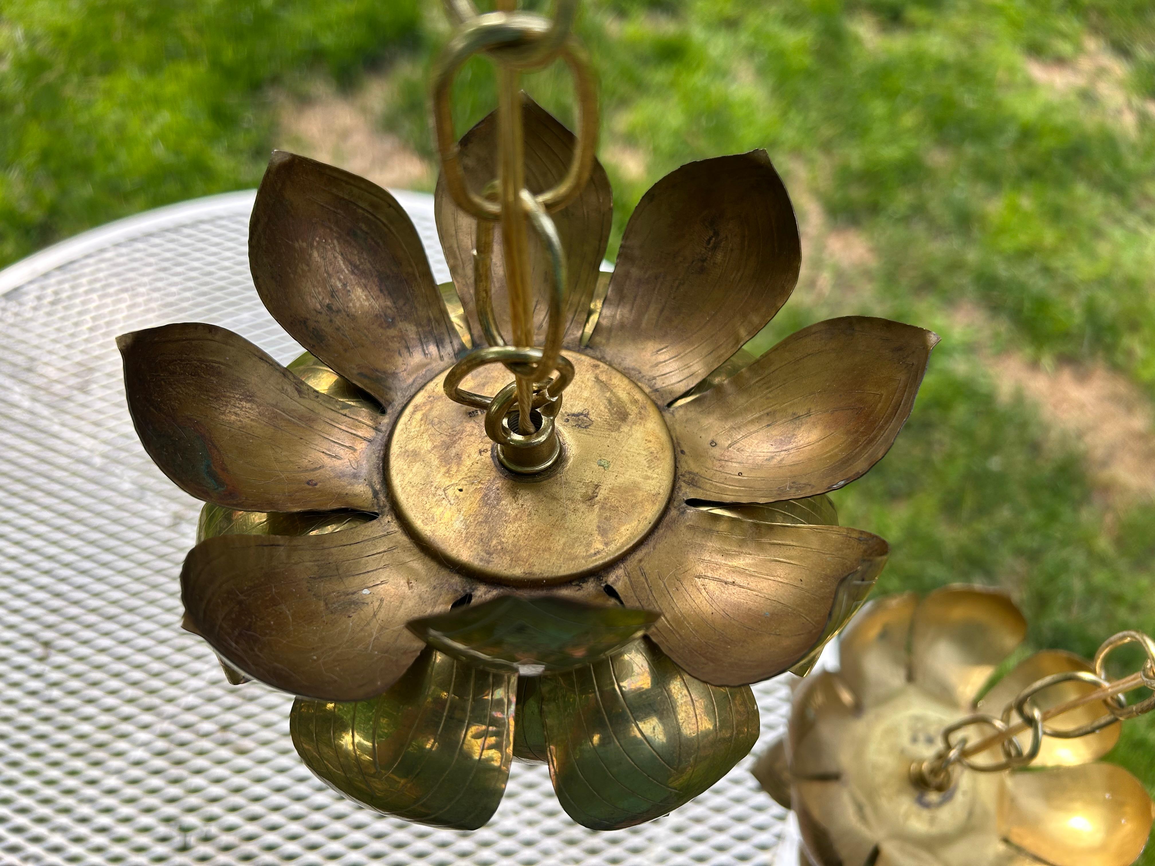 Americano Meraviglioso lampadario a sospensione Feldman a 3 luci in ottone con fiori di loto del Medioevo in vendita