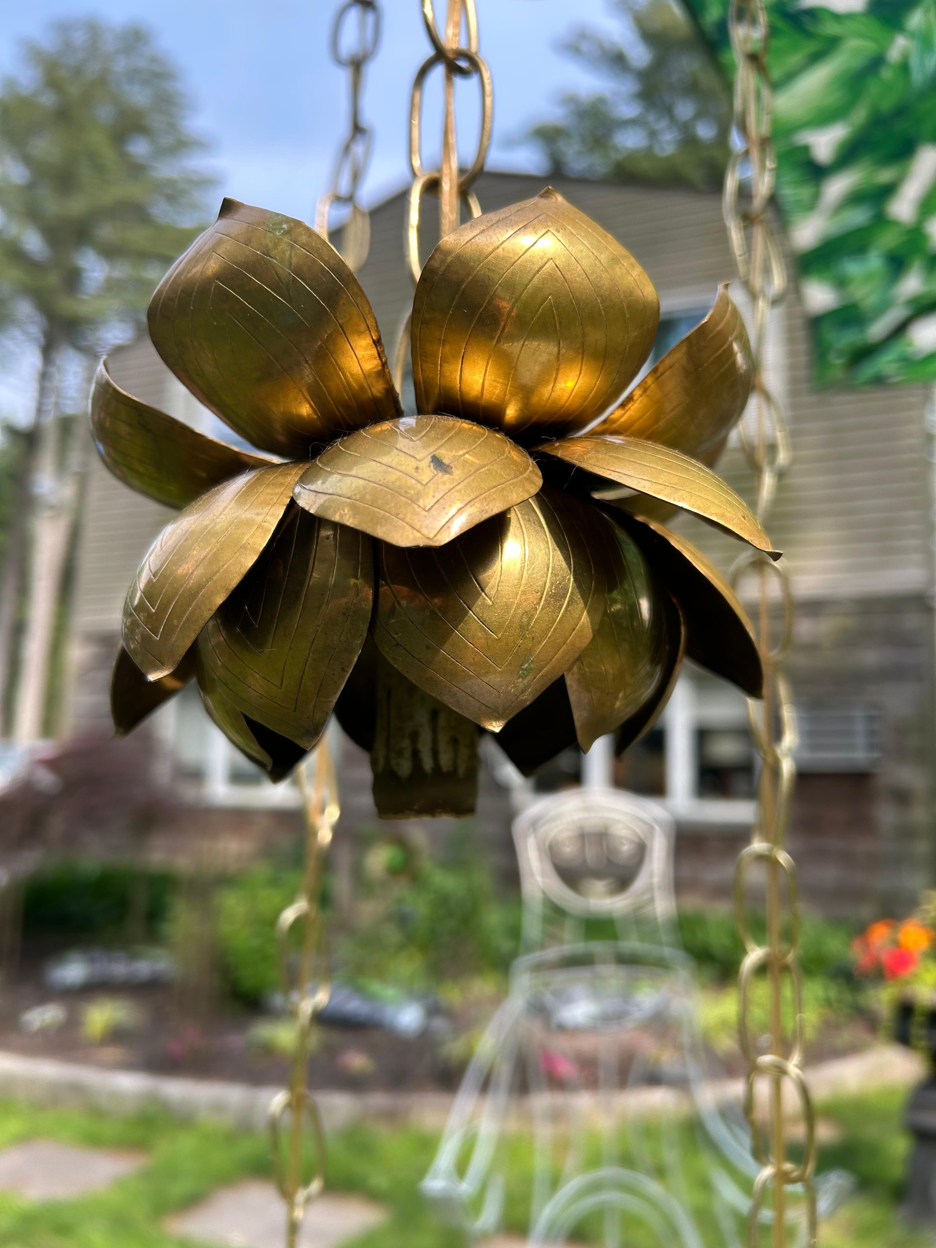 Metà XX secolo Meraviglioso lampadario a sospensione Feldman a 3 luci in ottone con fiori di loto del Medioevo in vendita