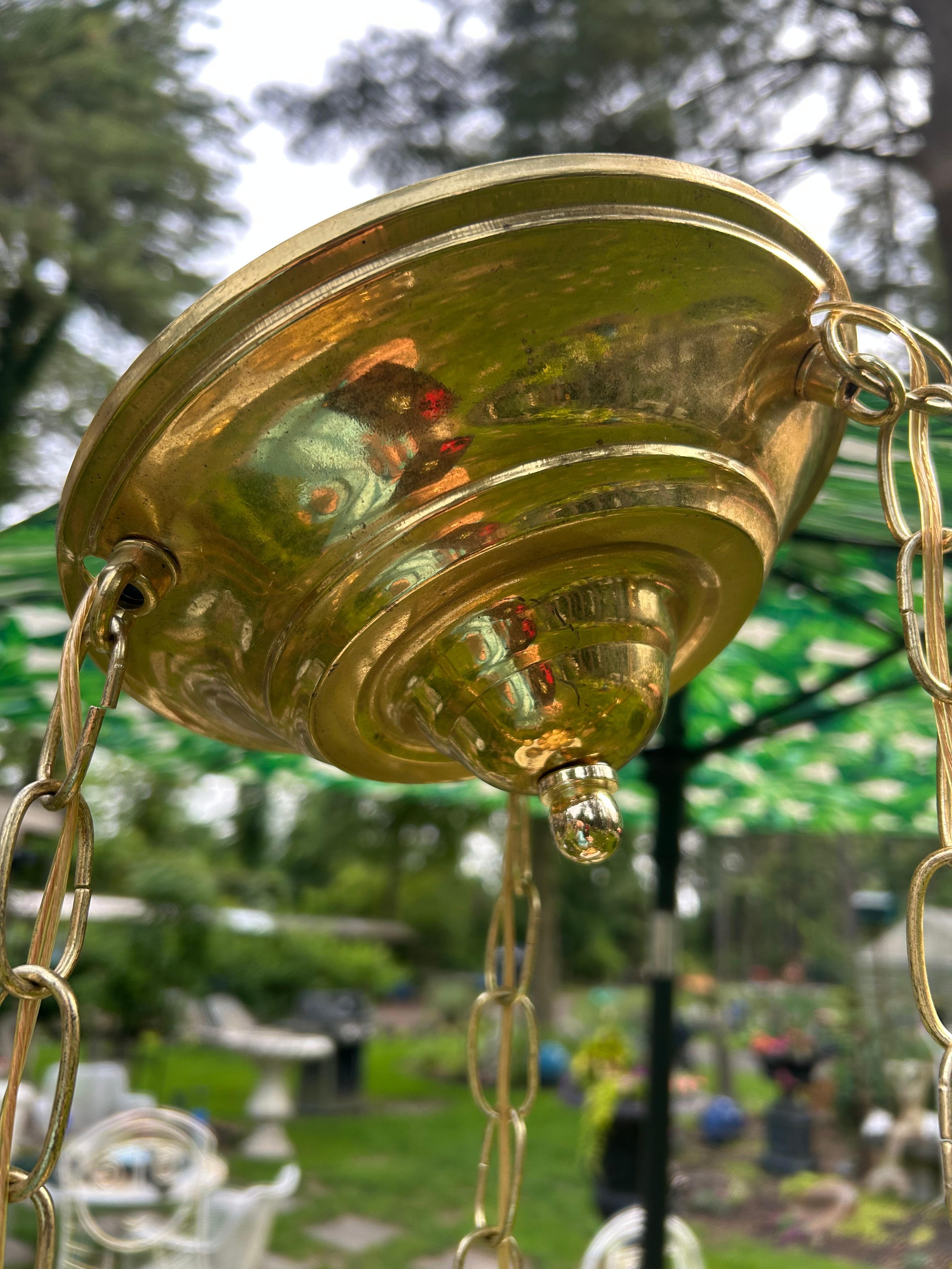 Ottone Meraviglioso lampadario a sospensione Feldman a 3 luci in ottone con fiori di loto del Medioevo in vendita
