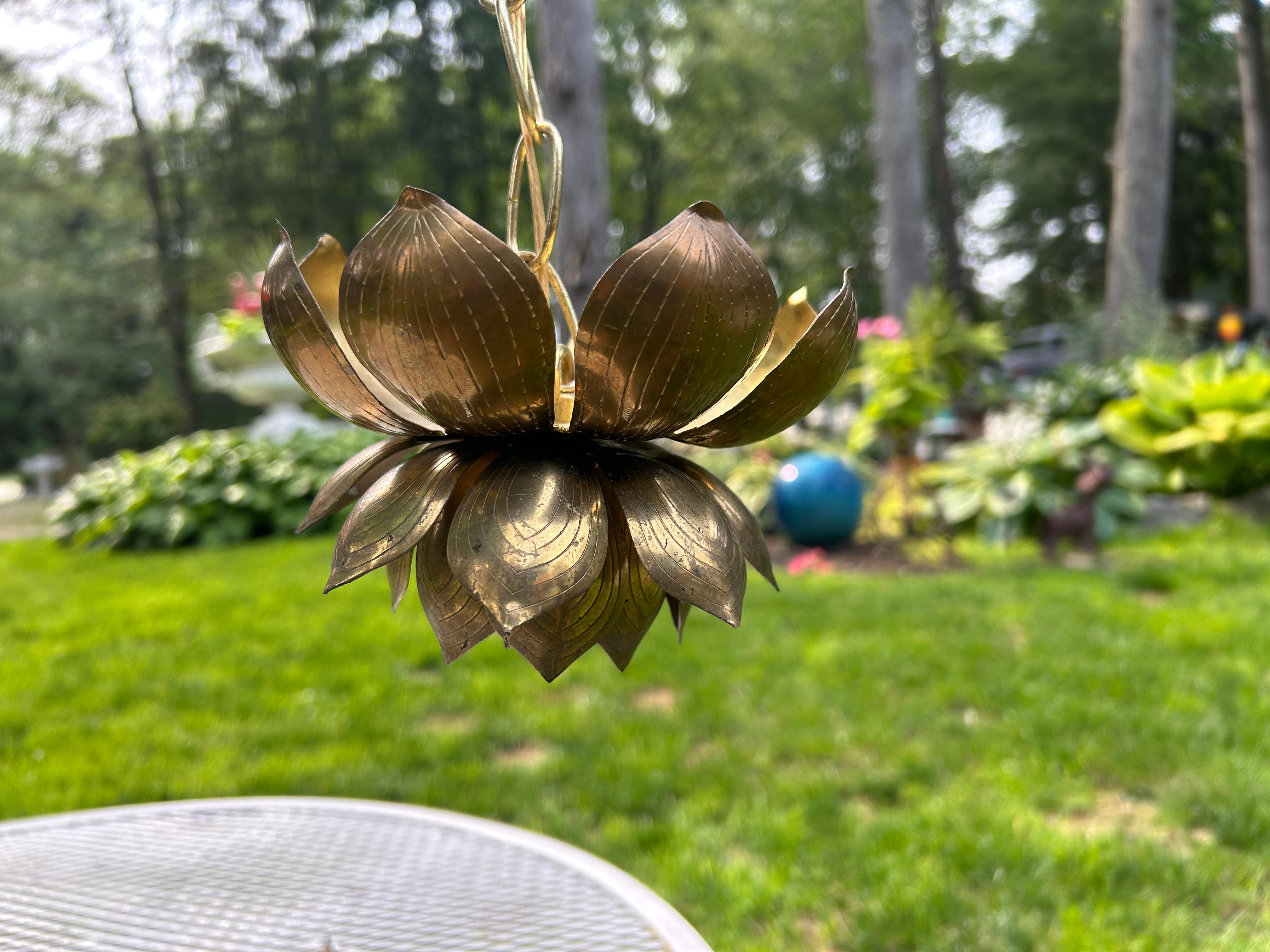 Meraviglioso lampadario a sospensione Feldman a 3 luci in ottone con fiori di loto del Medioevo in vendita 1