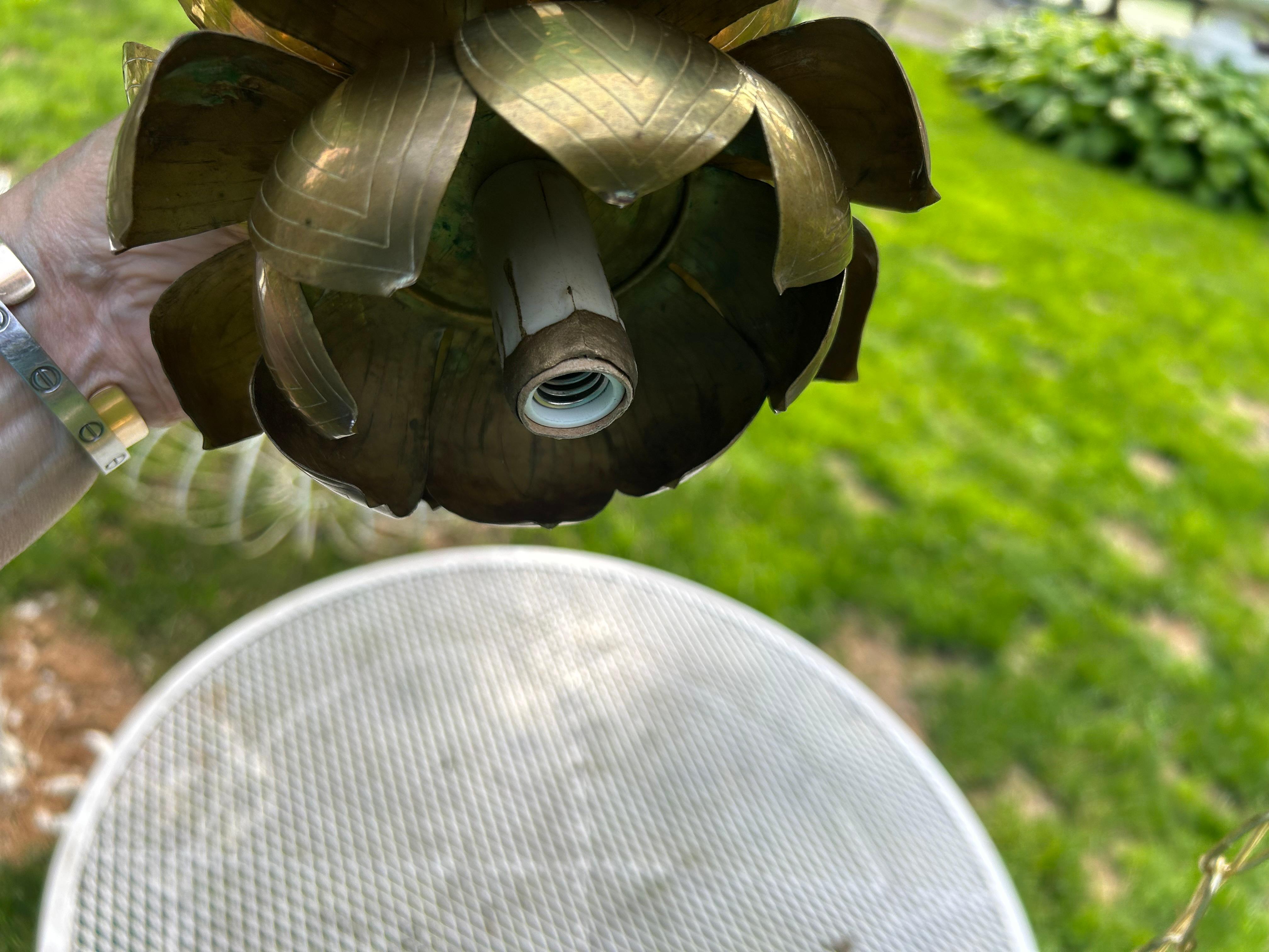 Meraviglioso lampadario a sospensione Feldman a 3 luci in ottone con fiori di loto del Medioevo in vendita 2