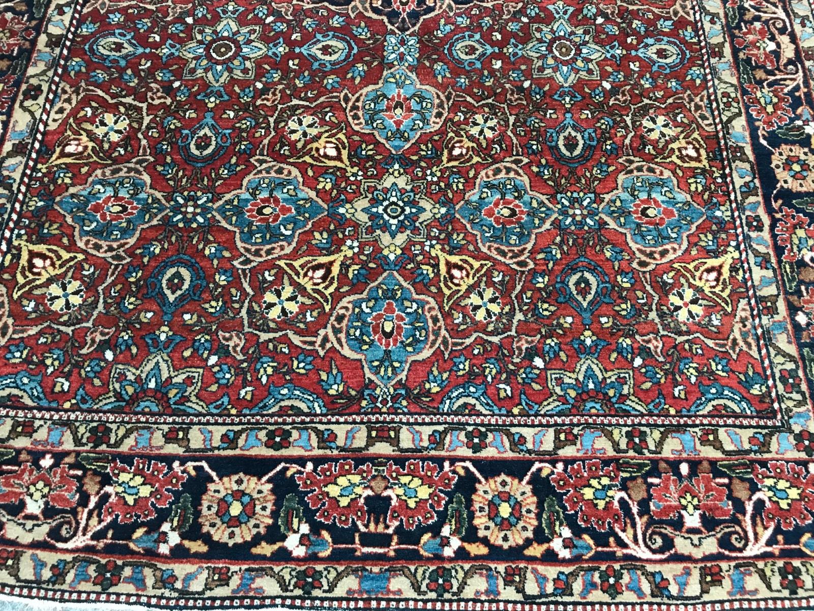 Bobyrug’s Wonderful Fine Antique Ispahan Rug In Good Condition For Sale In Saint Ouen, FR