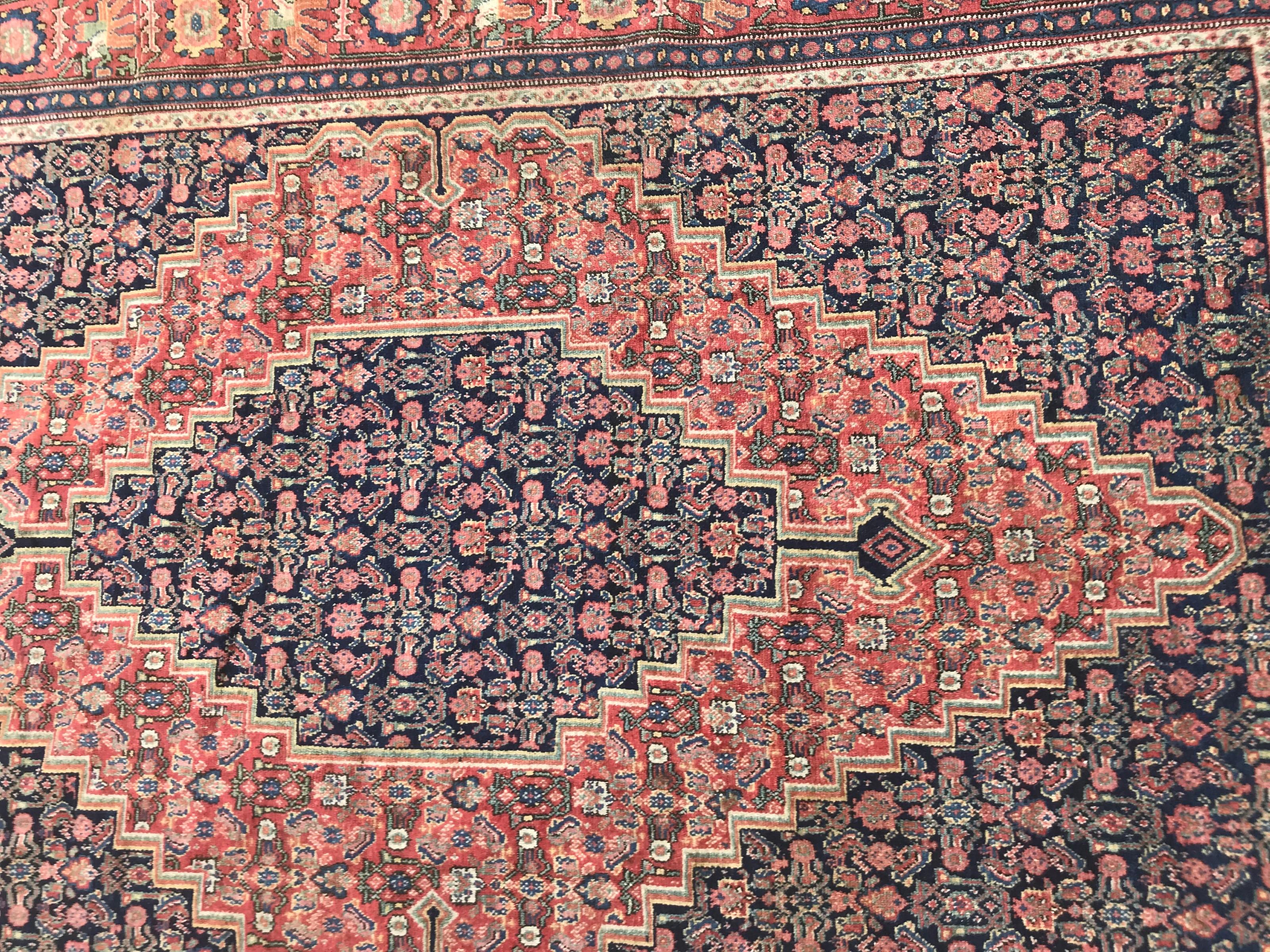 Sehr schöner Teppich aus dem späten 19. Jahrhundert mit einem schönen geometrischen und stilisierten Blumenmuster und schönen natürlichen mit orange, blau, rosa, gelb und grün, ganz und fein von Hand geknüpft mit Wolle Samt auf Baumwolle