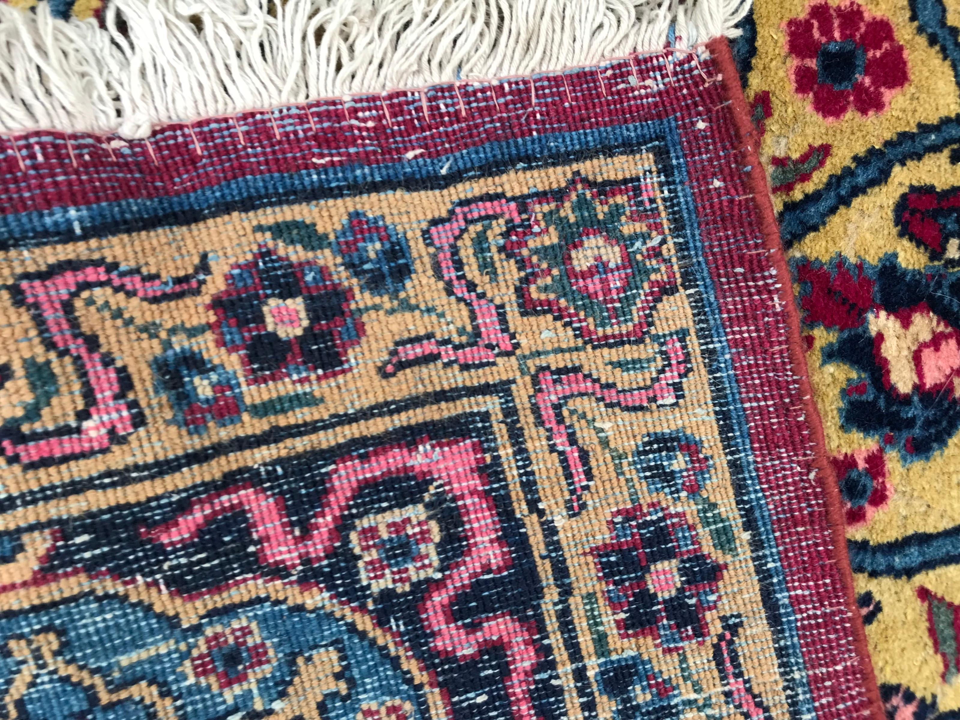 Wunderschöner feiner großer antiker Kirman-Teppich im Angebot 11