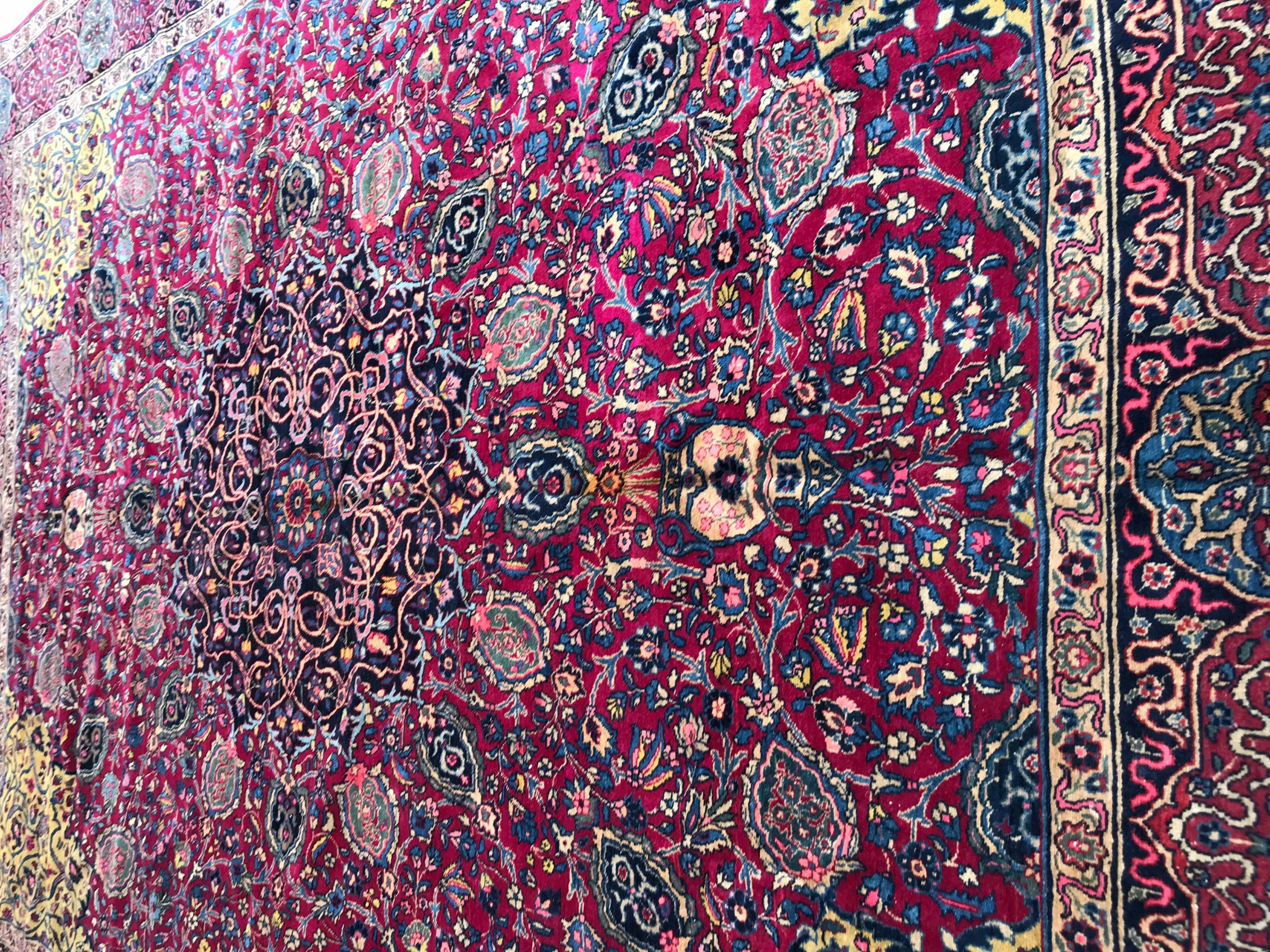 Sehr schöner und feiner großer wertvoller Teppich aus dem frühen 20. Jahrhundert mit schönem indo-persischen Design mit zentralem Medaillon und schönem Blumenmuster auch mit schönen natürlichen Farben mit rotem Feld und gelben und blauen Farben,