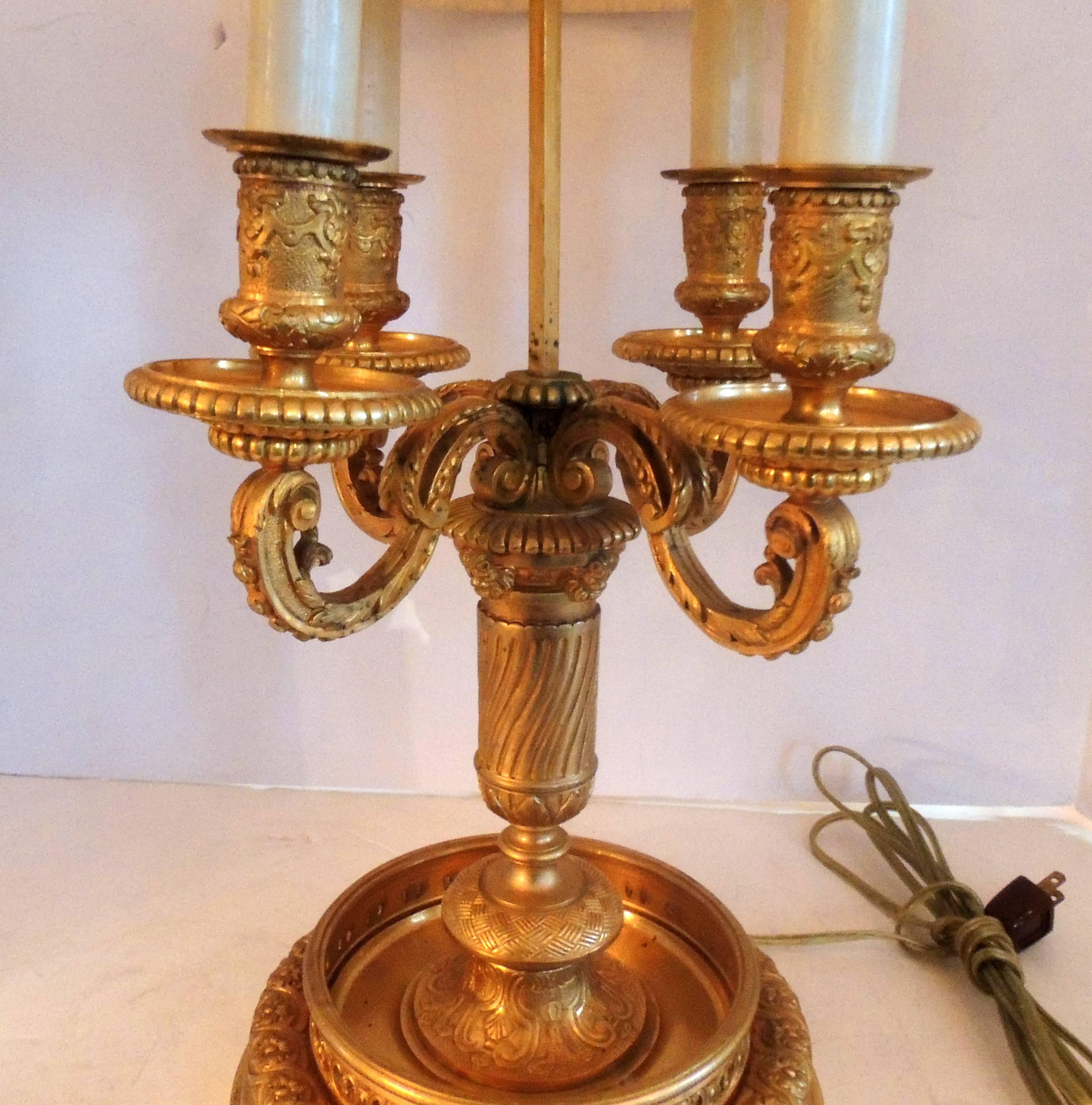 Splendida e raffinata lampada Bouillotte in bronzo dorato francese in stile reggenza Luigi XVI con paralume in seta personalizzato e quattro prese a candelabro da 60 watt ciascuna, dotate di copricandela in cera.