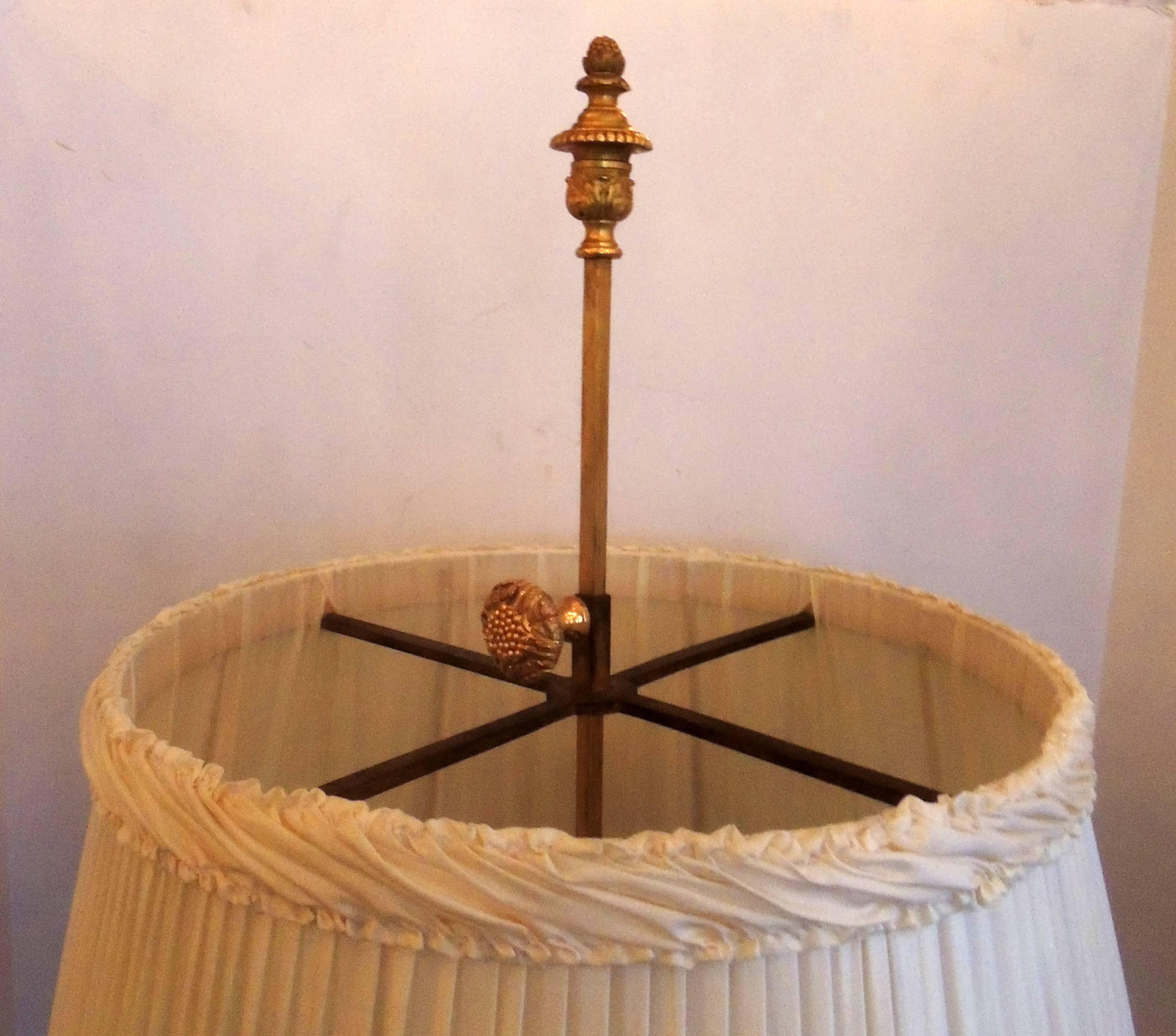 Regency Meravigliosa lampada Bouillotte francese Luigi XVI in bronzo dorato con paralume in seta personalizzato in vendita