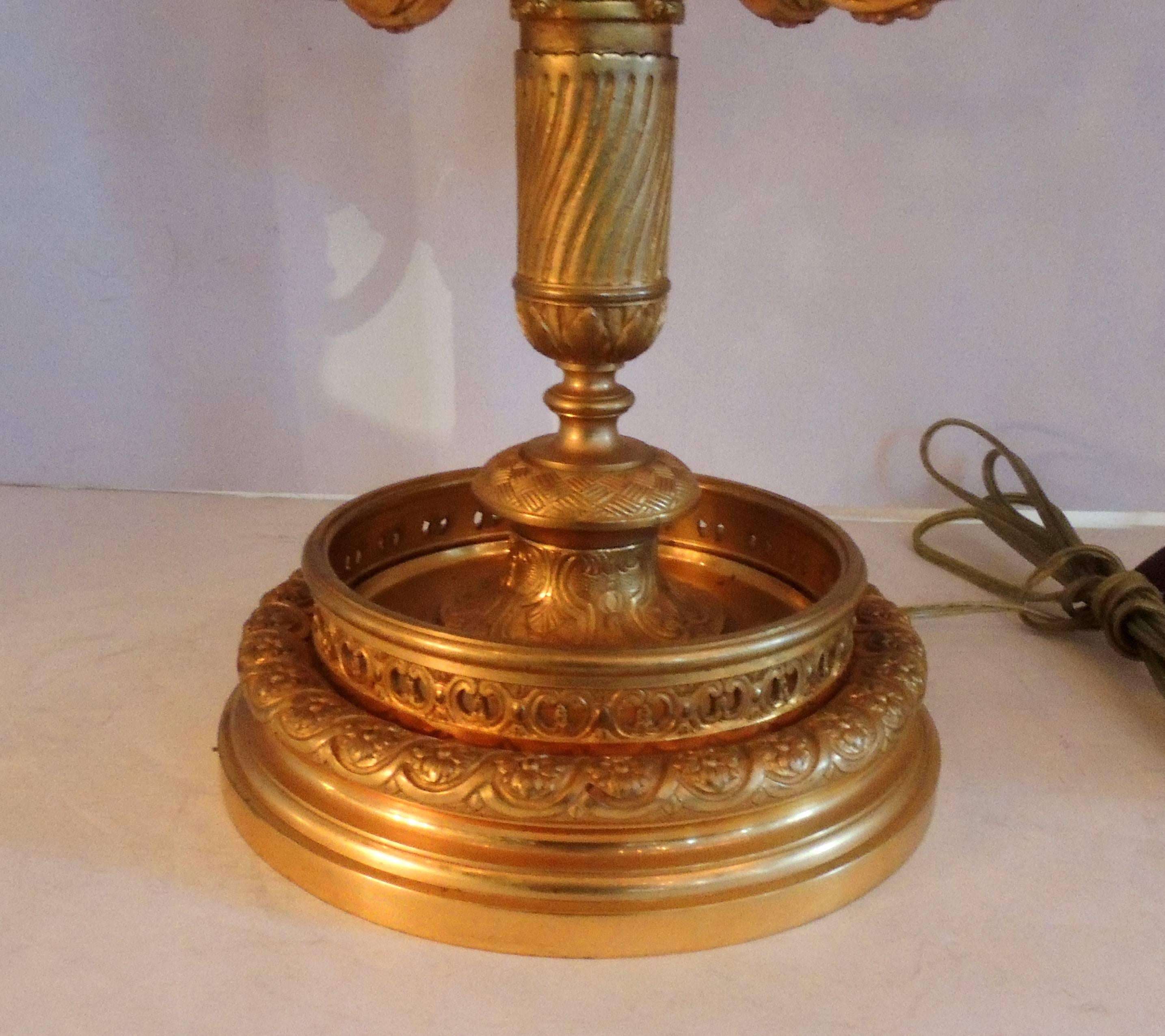 Francese Meravigliosa lampada Bouillotte francese Luigi XVI in bronzo dorato con paralume in seta personalizzato in vendita