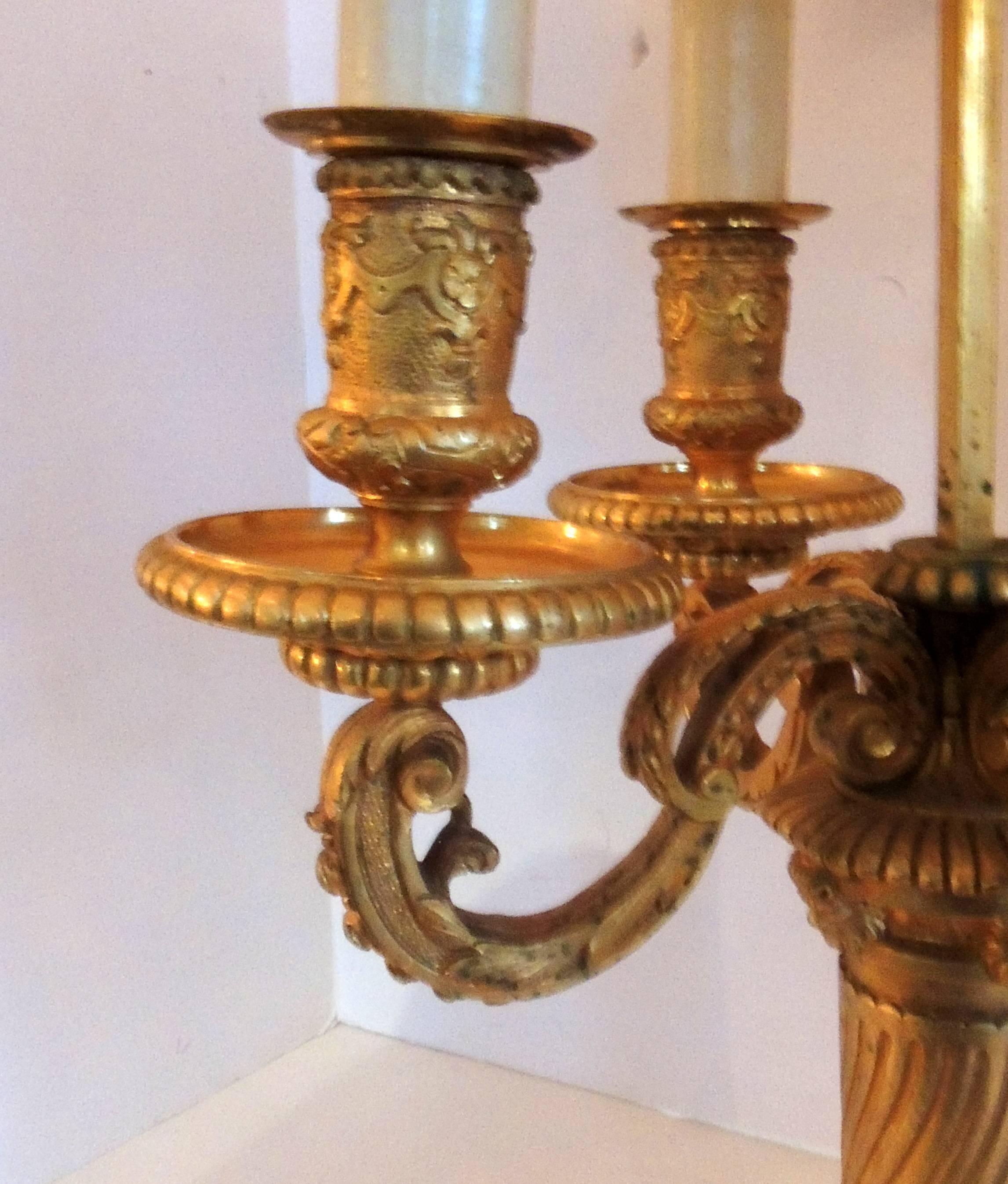 Dorato Meravigliosa lampada Bouillotte francese Luigi XVI in bronzo dorato con paralume in seta personalizzato in vendita