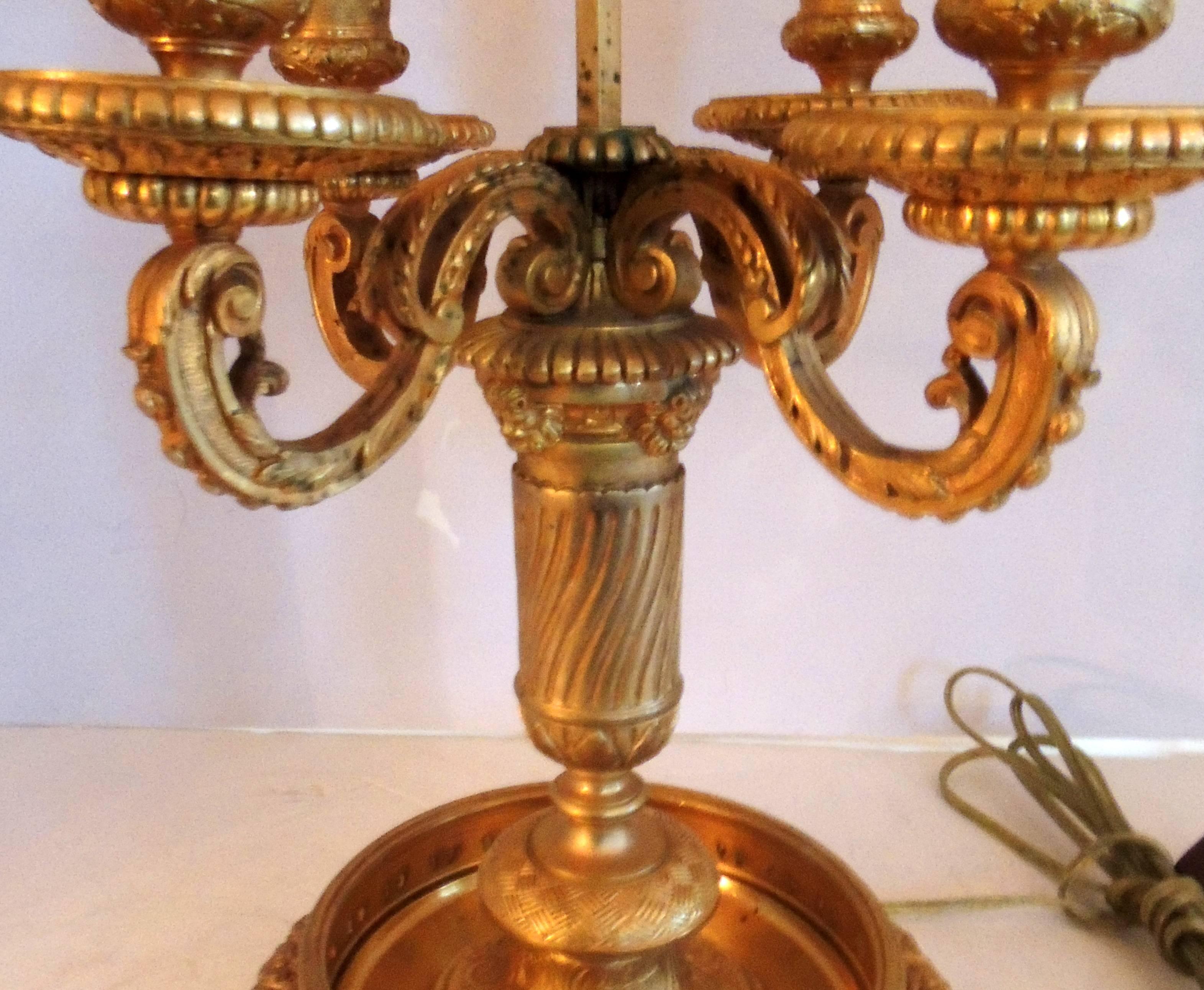 Meravigliosa lampada Bouillotte francese Luigi XVI in bronzo dorato con paralume in seta personalizzato In condizioni buone in vendita a Roslyn, NY