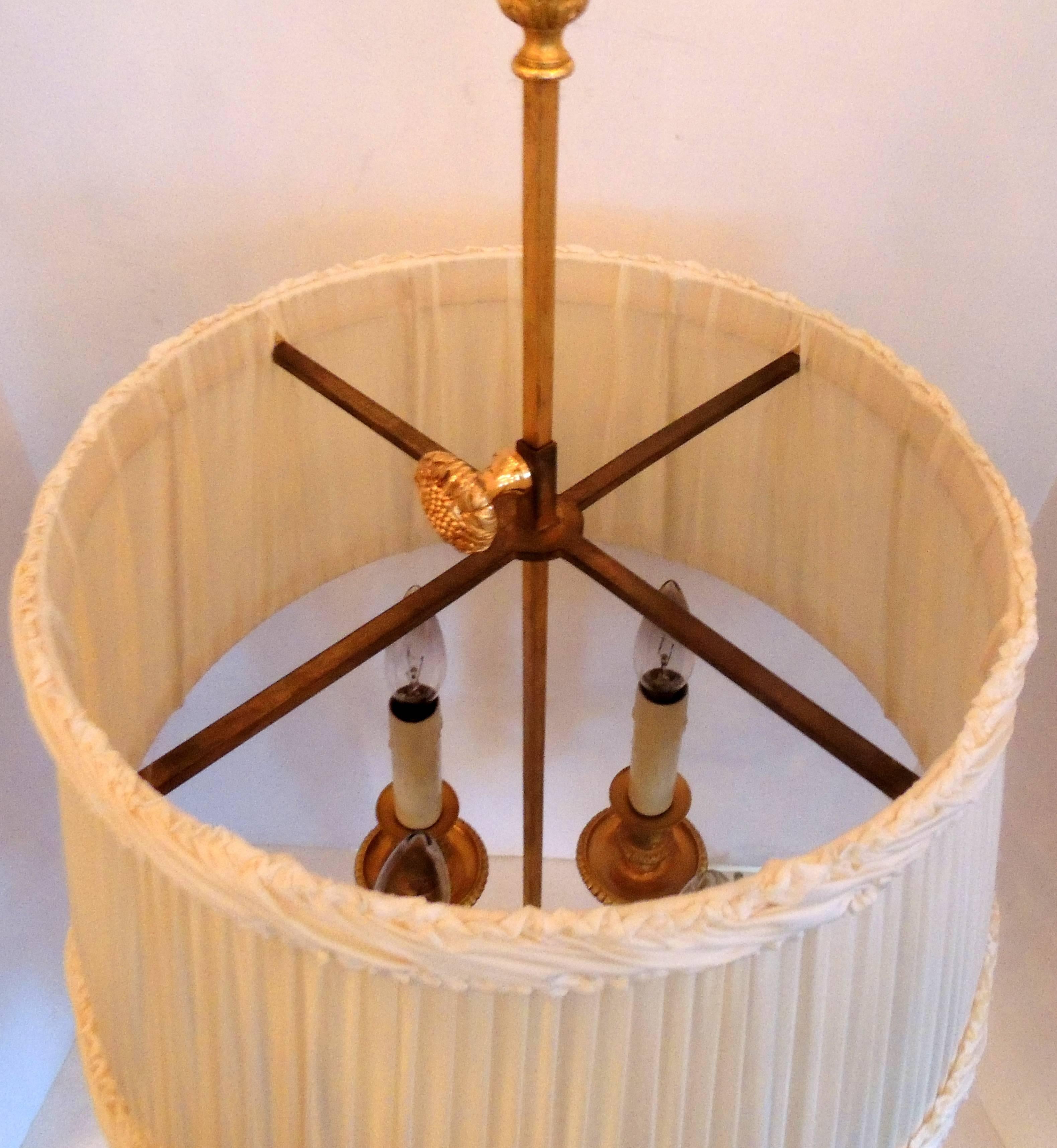 Inizio XX secolo Meravigliosa lampada Bouillotte francese Luigi XVI in bronzo dorato con paralume in seta personalizzato in vendita