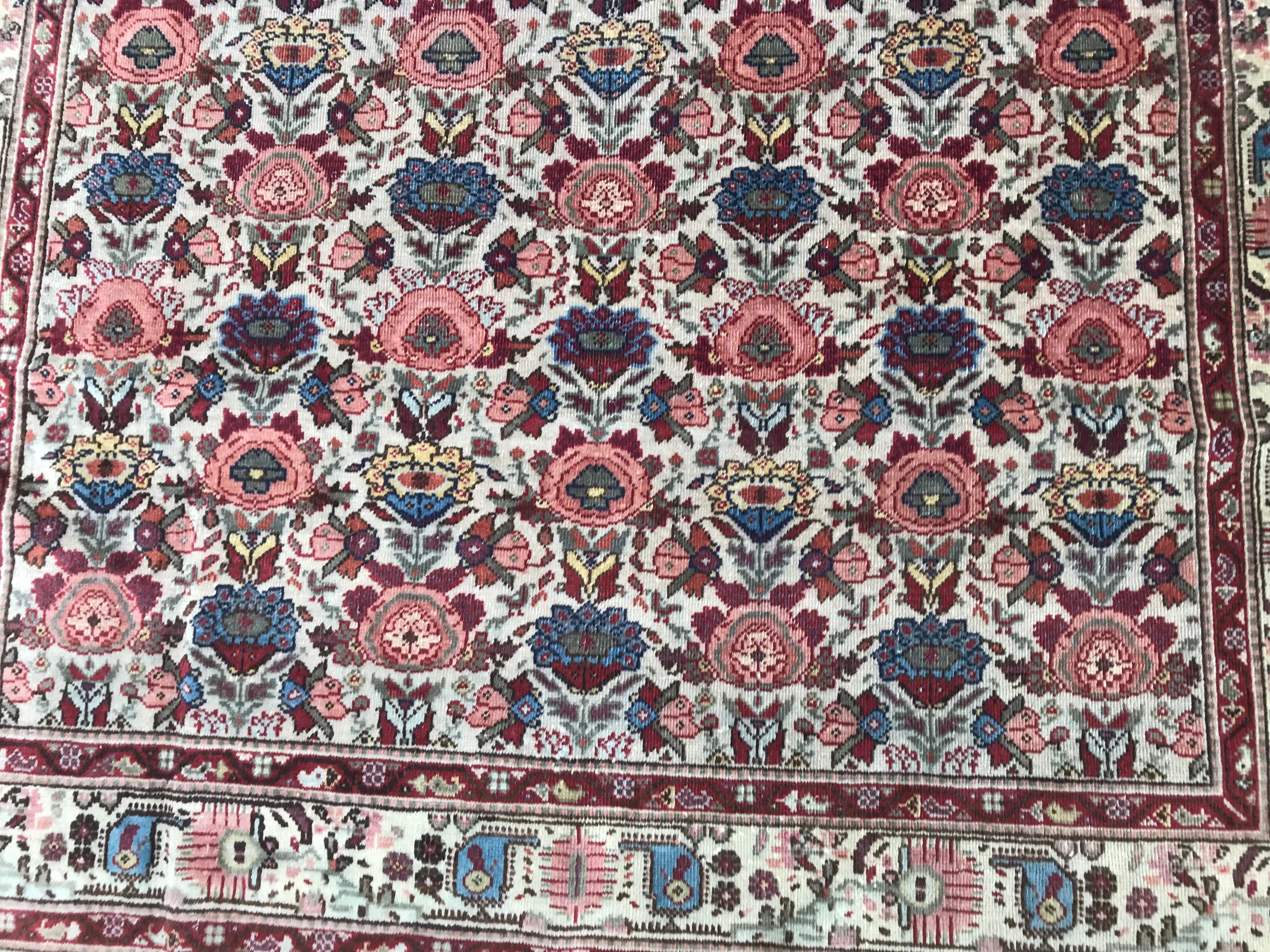 Beautiful fine Turkish rug, probably Sivas rug, mid-20th century, with a decorative floral design and nice colors, finely hand knotted with wool velvet on cotton foundation.