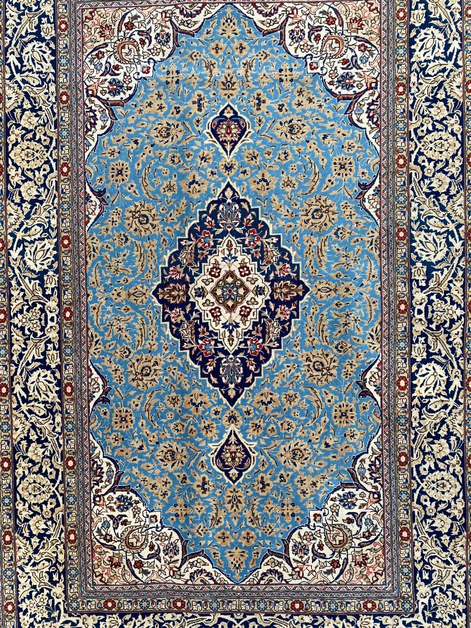 Sehr schöner Midcentury-Teppich mit schönem floralem Medaillon-Muster und schönen Farben, vollständig und fein handgeknüpft mit Wolle und Seidensamt auf Baumwollbasis.

✨✨✨
