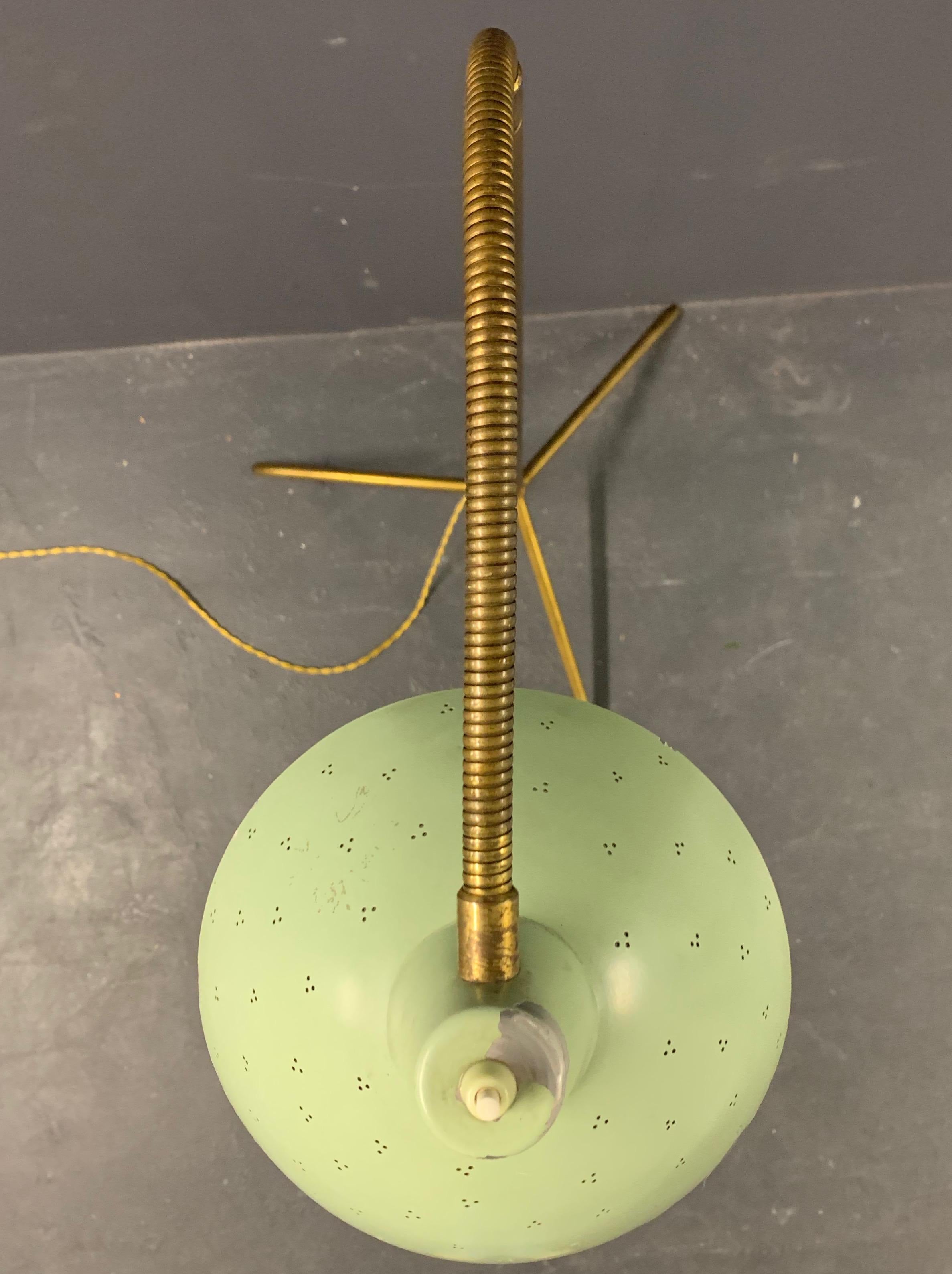 Laiton Merveilleux lampadaire attribué à Paavo Tynell en vente