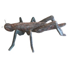Merveilleuse sculpture de sauterelle de l'art populaire, faite à la main, de l'Antiquité