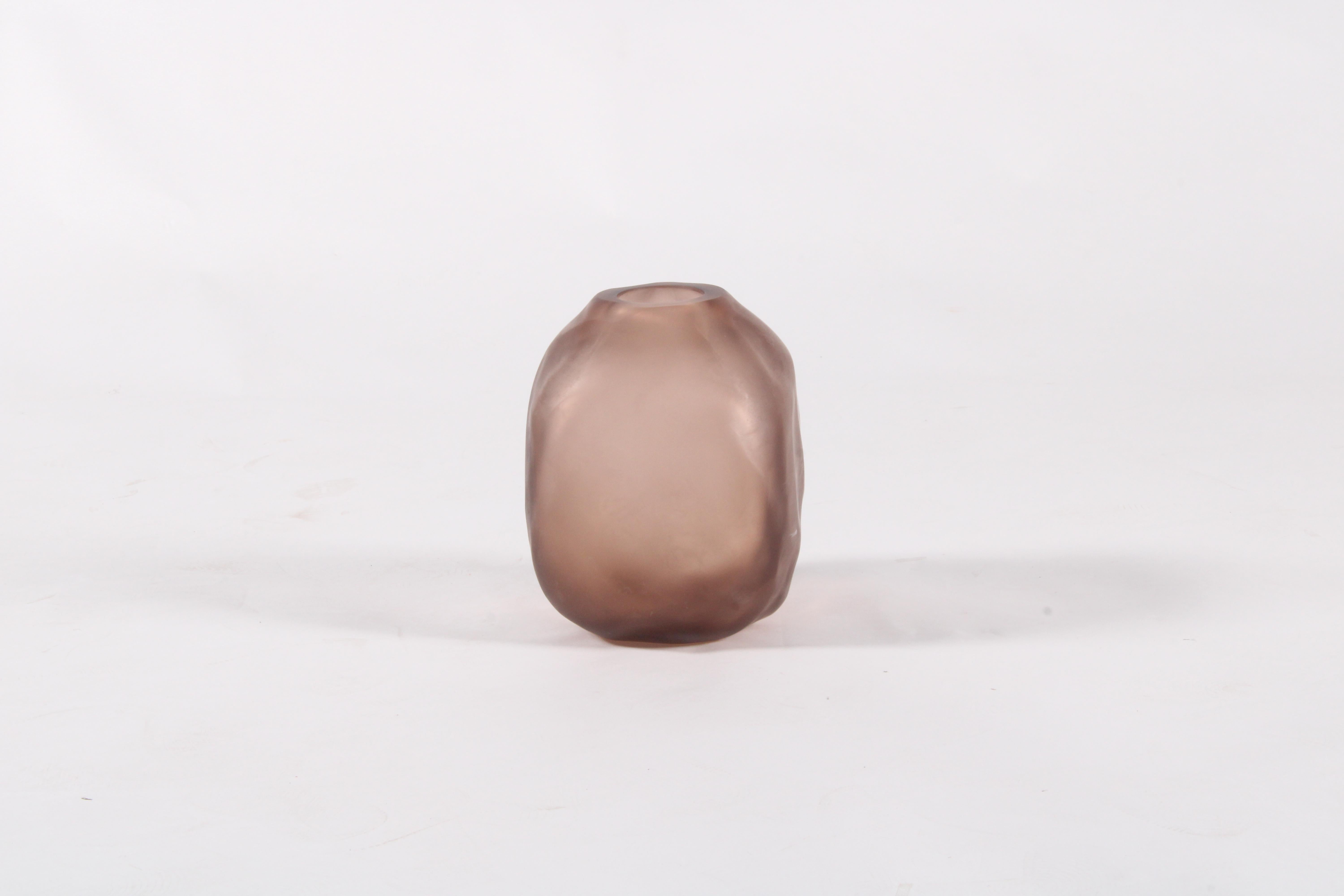 Aggiungi un elegante tocco di arte italiana alla tua collezione con questo squisito vaso in vetro di Murano di Formia. Realizzato con una precisione magistrale, questo pezzo è un esempio lampante del moderno design di Murano: organico nelle forme e