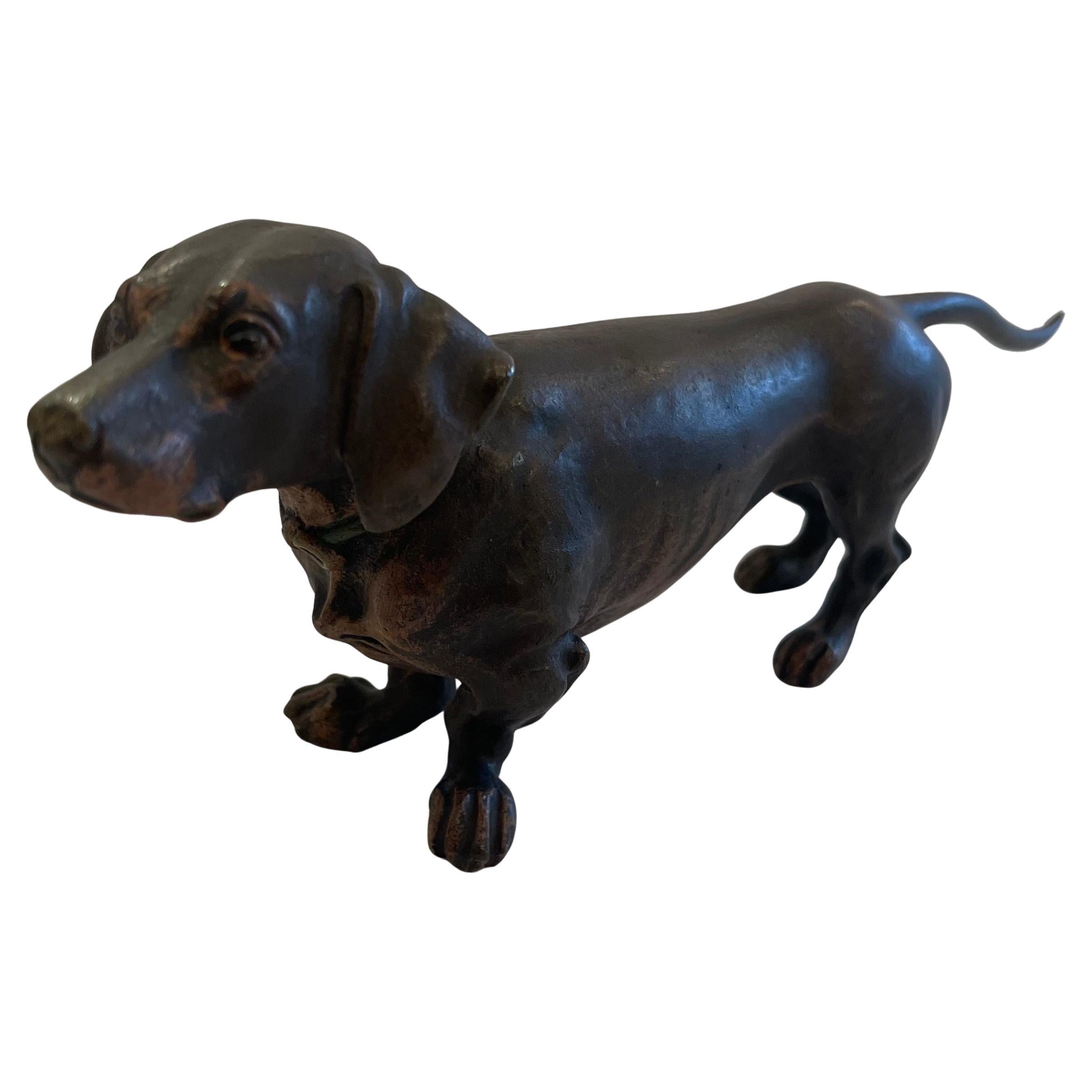 Maravillosa escultura de perro salchicha de pie Franz Bergman Vienna Austria Bronze Dog Sculpture With Wonderful Patina 
Esto se ha pintado en frío con un collar verde

Tenemos otro con collar rojo en un listado separado