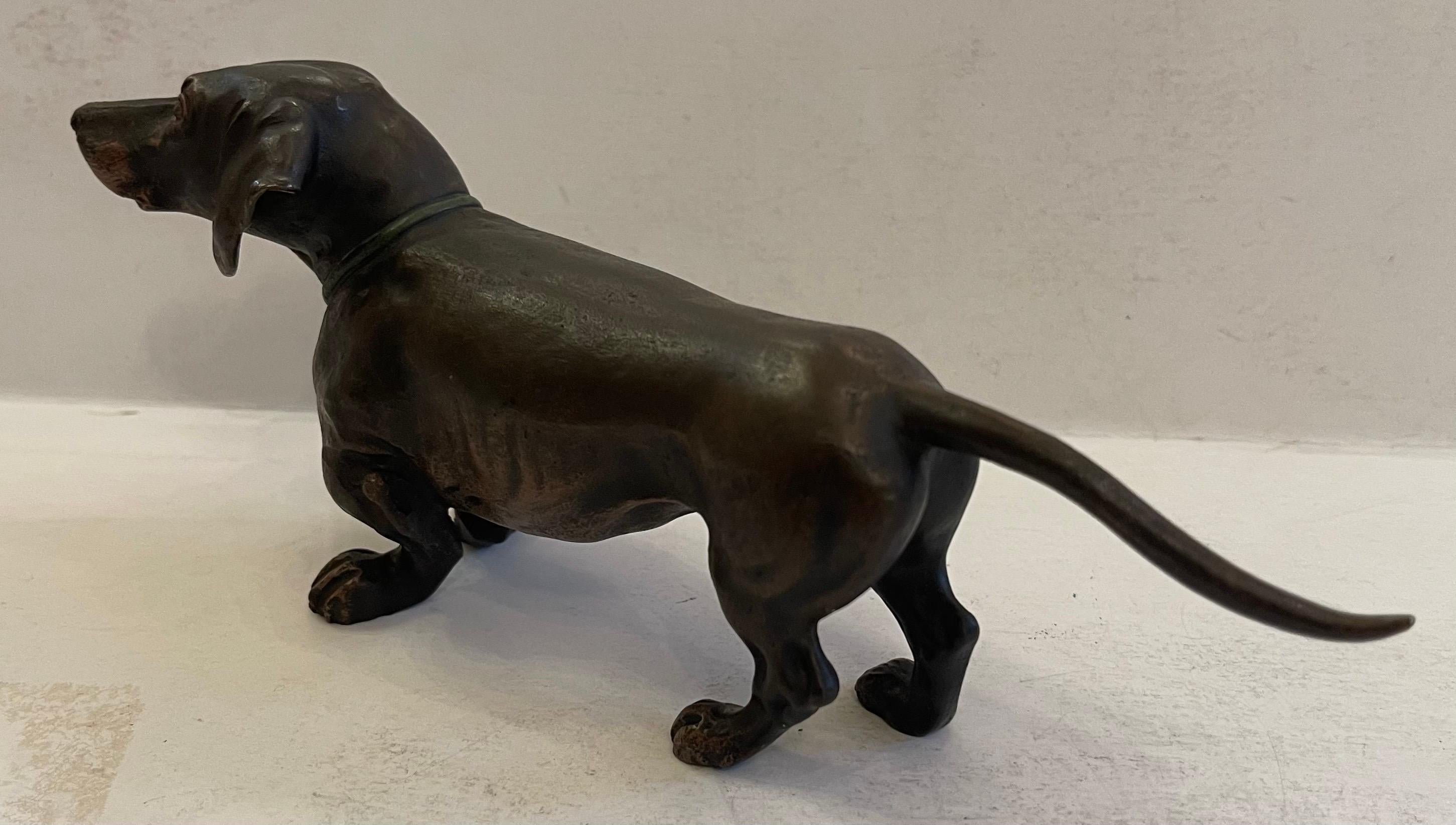 Maravillosa escultura de perro salchicha de pie Franz Bergman Vienna Austria Bronze Dog Sculpture en Bueno Estado en Roslyn, NY