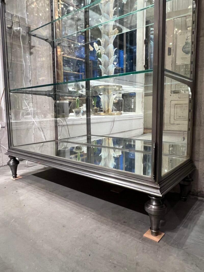 20ième siècle Wonderful Free Standing Art Deco Vitrine, 1930s France en vente