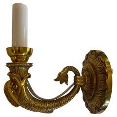 Meravigliose applique francesi "Maison Bagues" in bronzo, modello a candelabro singolo con motivo a delfino