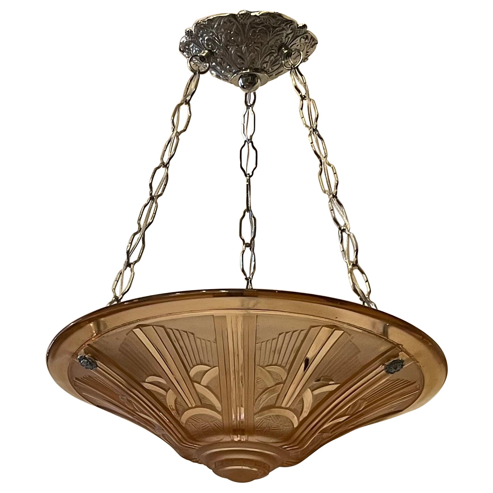 Meraviglioso lampadario francese Art Deco Dugué in vetro rosa pesca e nichel a filo