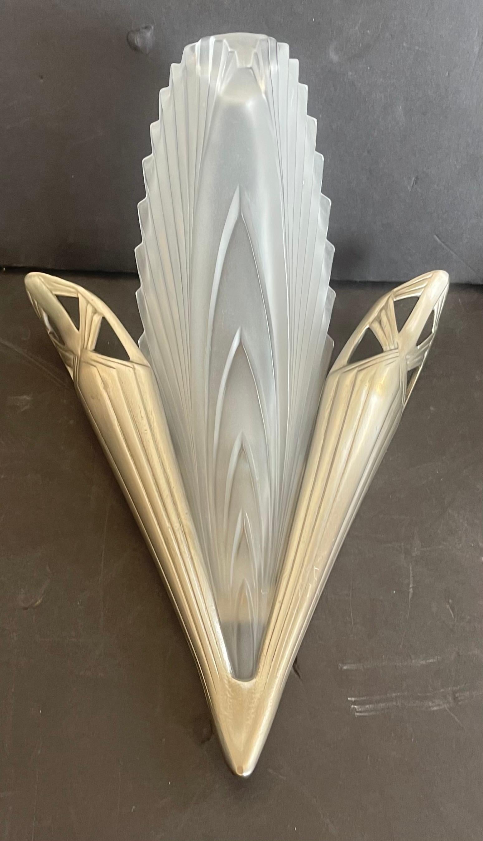 Eine atemberaubende Französisch Art Deco mattiert Feder Slip Shade Kunstglas Nickel Paar Wandleuchten