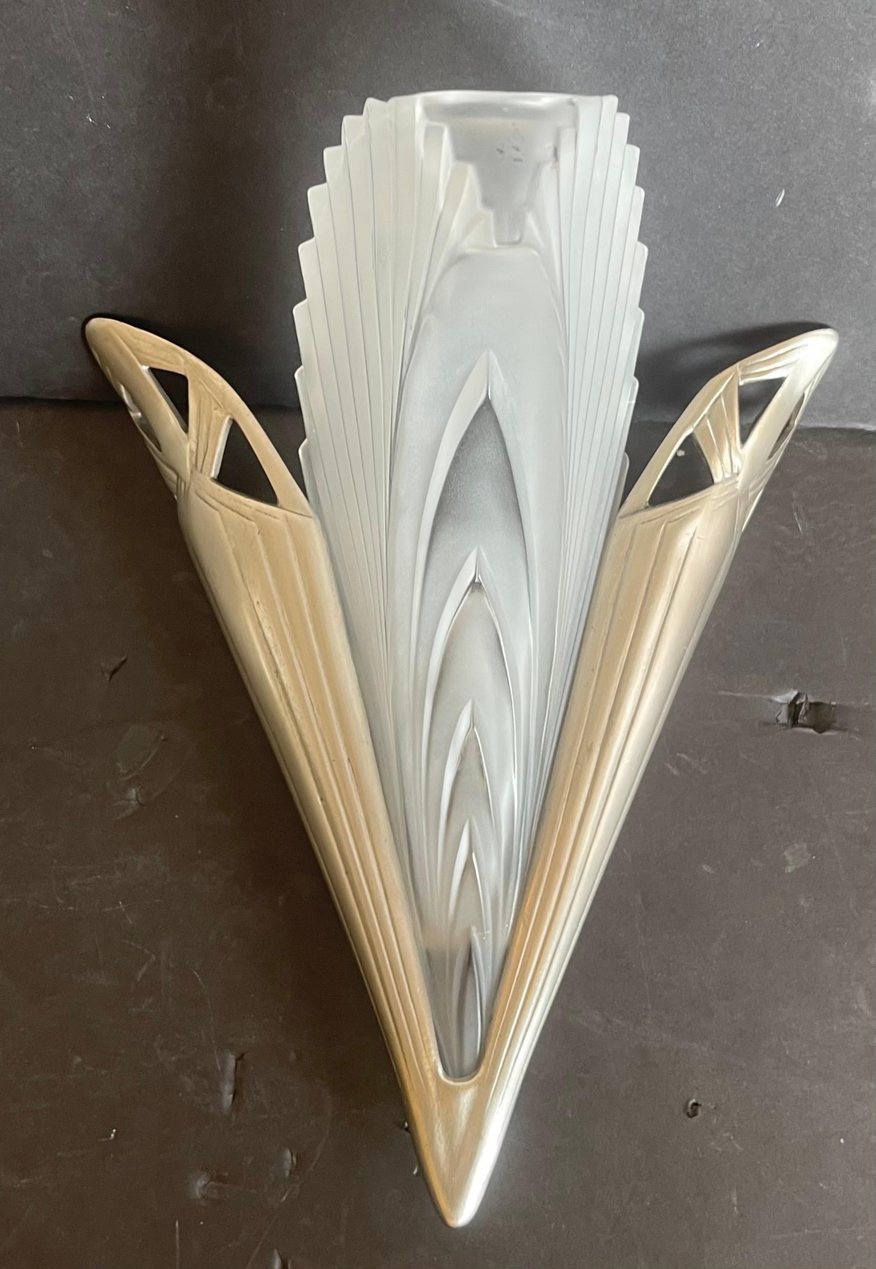 Wunderbare Französisch Art Deco mattiert Feder Kunstglas Nickel Paar Wandleuchten im Zustand „Gut“ im Angebot in Roslyn, NY