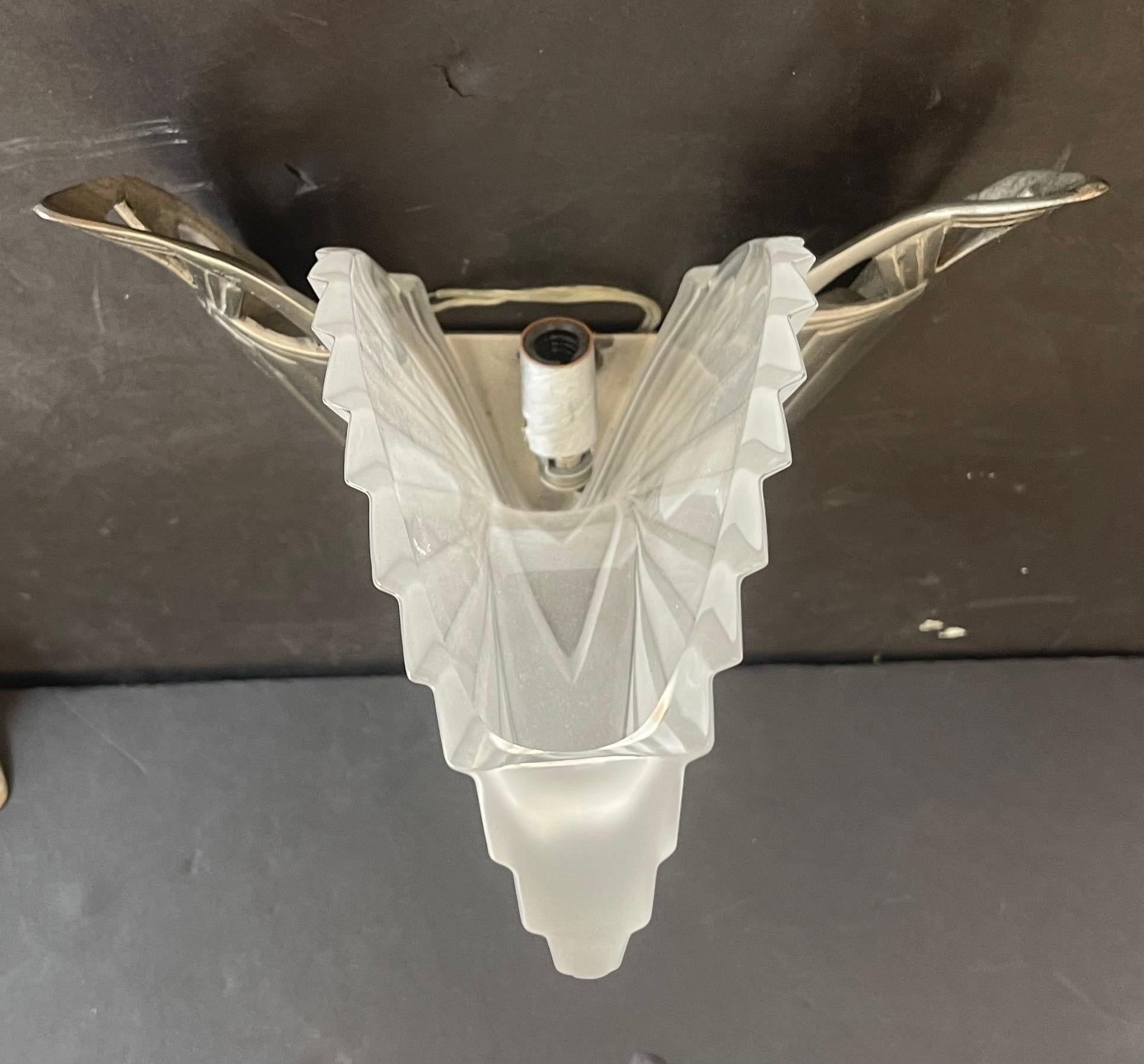 Wunderbare Französisch Art Deco mattiert Feder Kunstglas Nickel Paar Wandleuchten (20. Jahrhundert) im Angebot