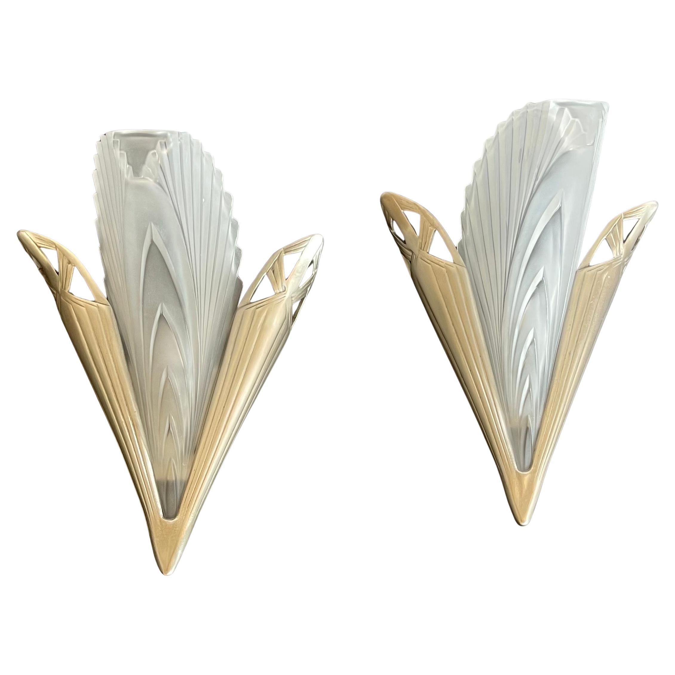 Wunderbare Französisch Art Deco mattiert Feder Kunstglas Nickel Paar Wandleuchten im Angebot