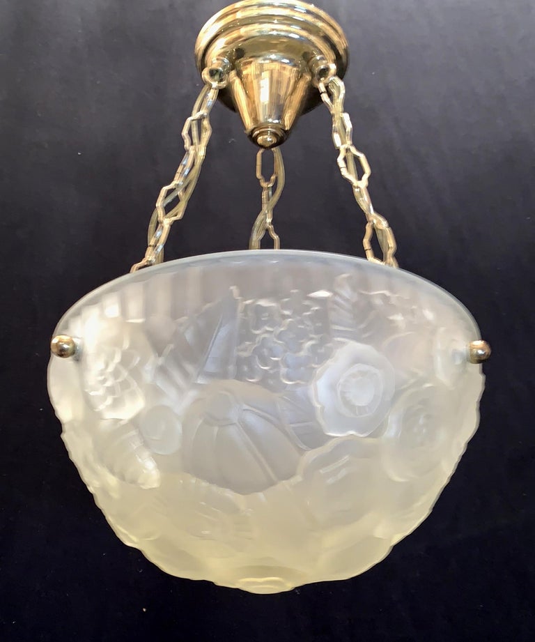 Wonderful French Art Deco Frosted Floral Design Glass Brass Degué Chandelier For Sale 4