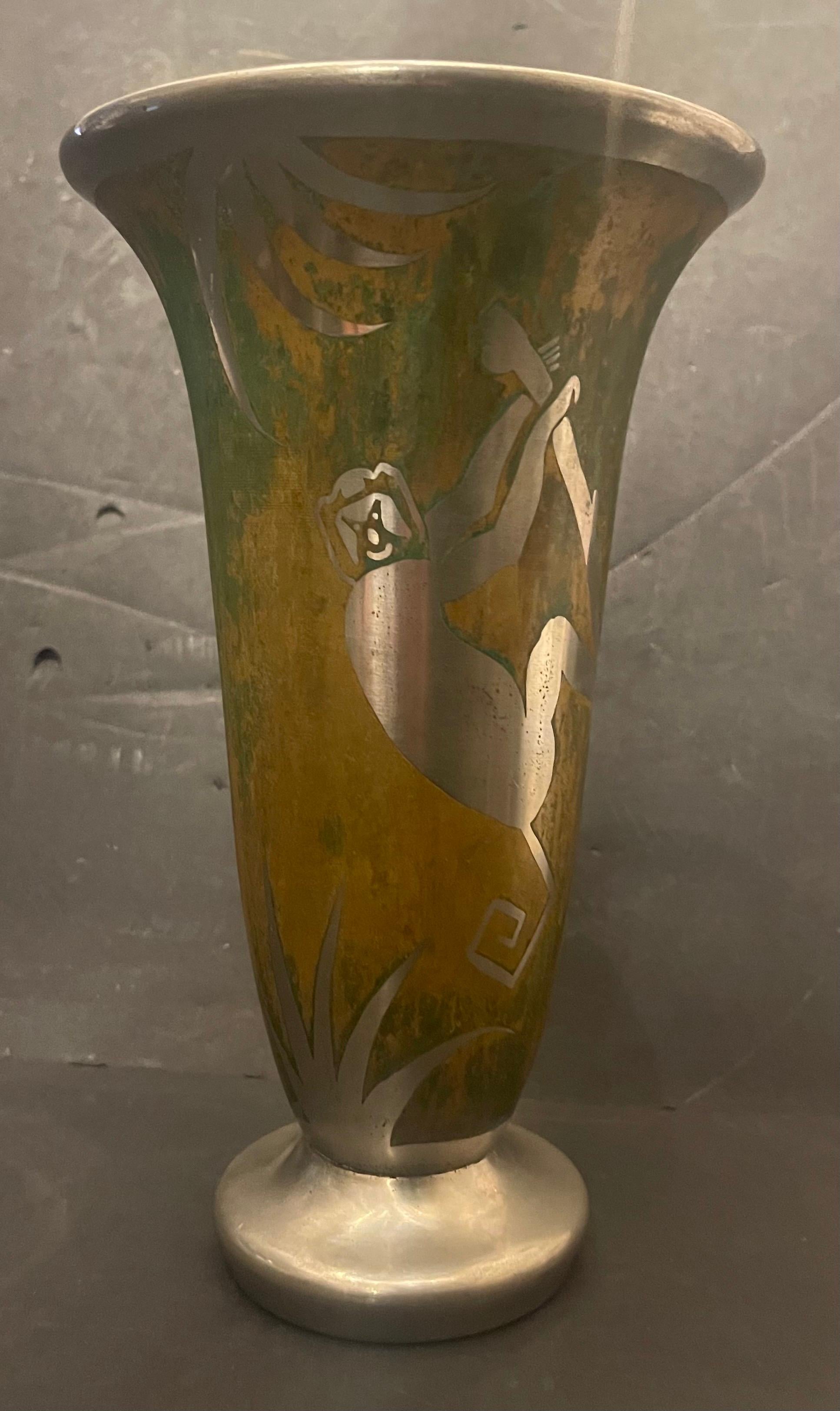 Splendido vaso francese Art Deco dinanderie in ottone con incrostazioni in metallo argentato. Il corpo in ottone viene tagliato nel punto in cui il disegno in argento verrà inserito nelle sezioni della campana e poi sottoposto al calore per fondere