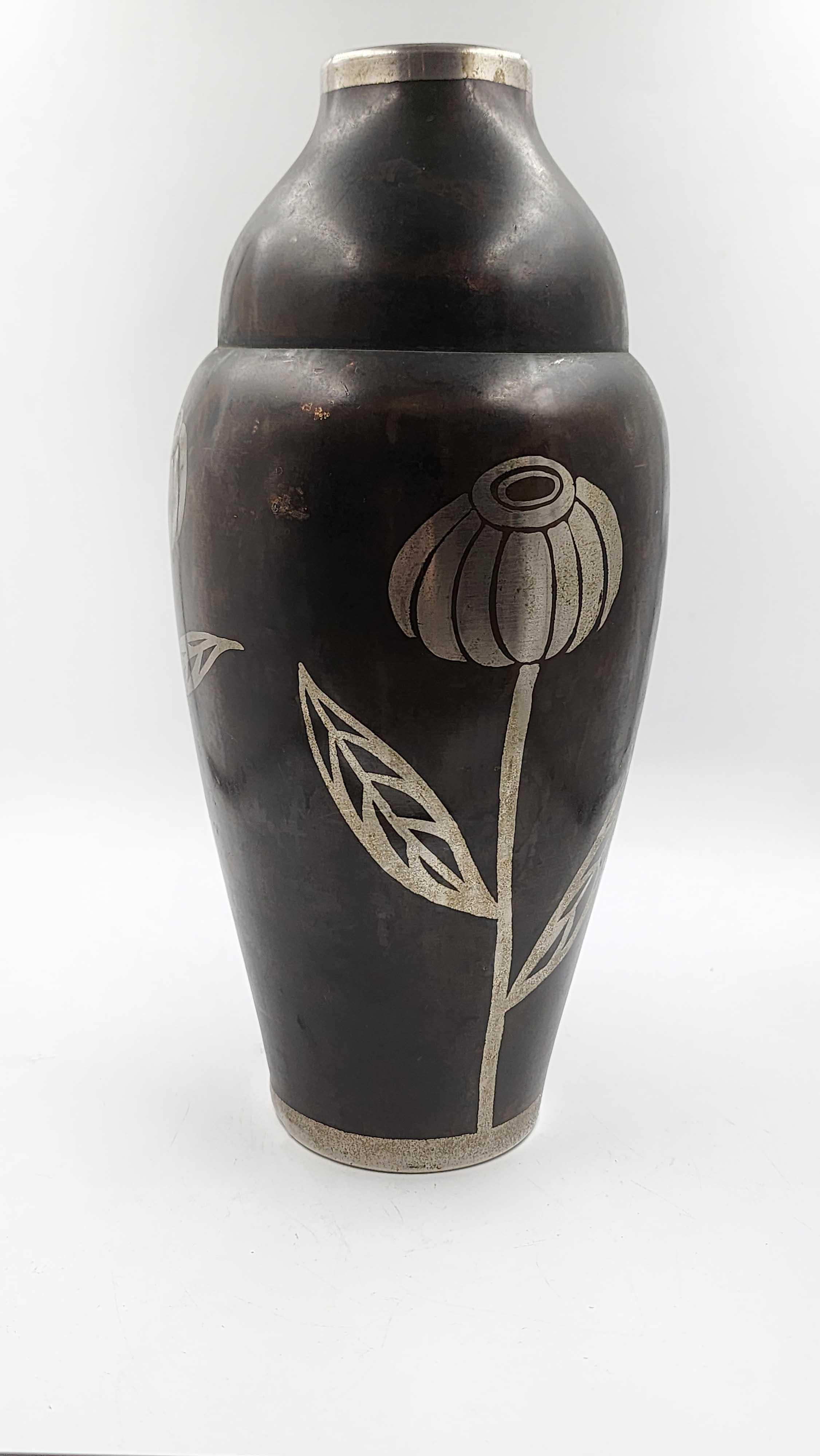 Splendido vaso francese Art Deco di Jacques Douau Editions D'Art, firmato George
Questo squisito vaso Art Deco francese è un oggetto da collezione firmato da George, sotto la rinomata casa di Jacques Douau Editions D'Art. Con una silhouette elegante