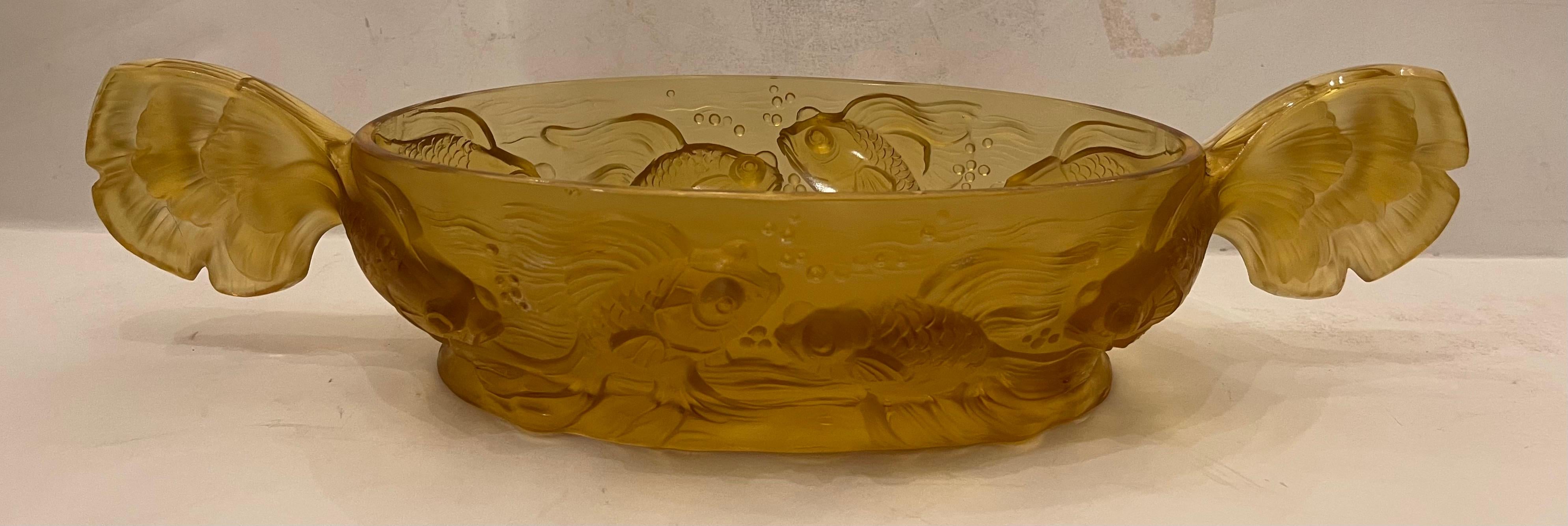 Una meravigliosa ciotola ovale da centrotavola in stile Art Deco francese vintage Verlys Amber Art Glass Poissons Koi Fish

In buone condizioni d'epoca, con un'ottima qualità. 
Piccola scheggiatura sul fondo della ciotola