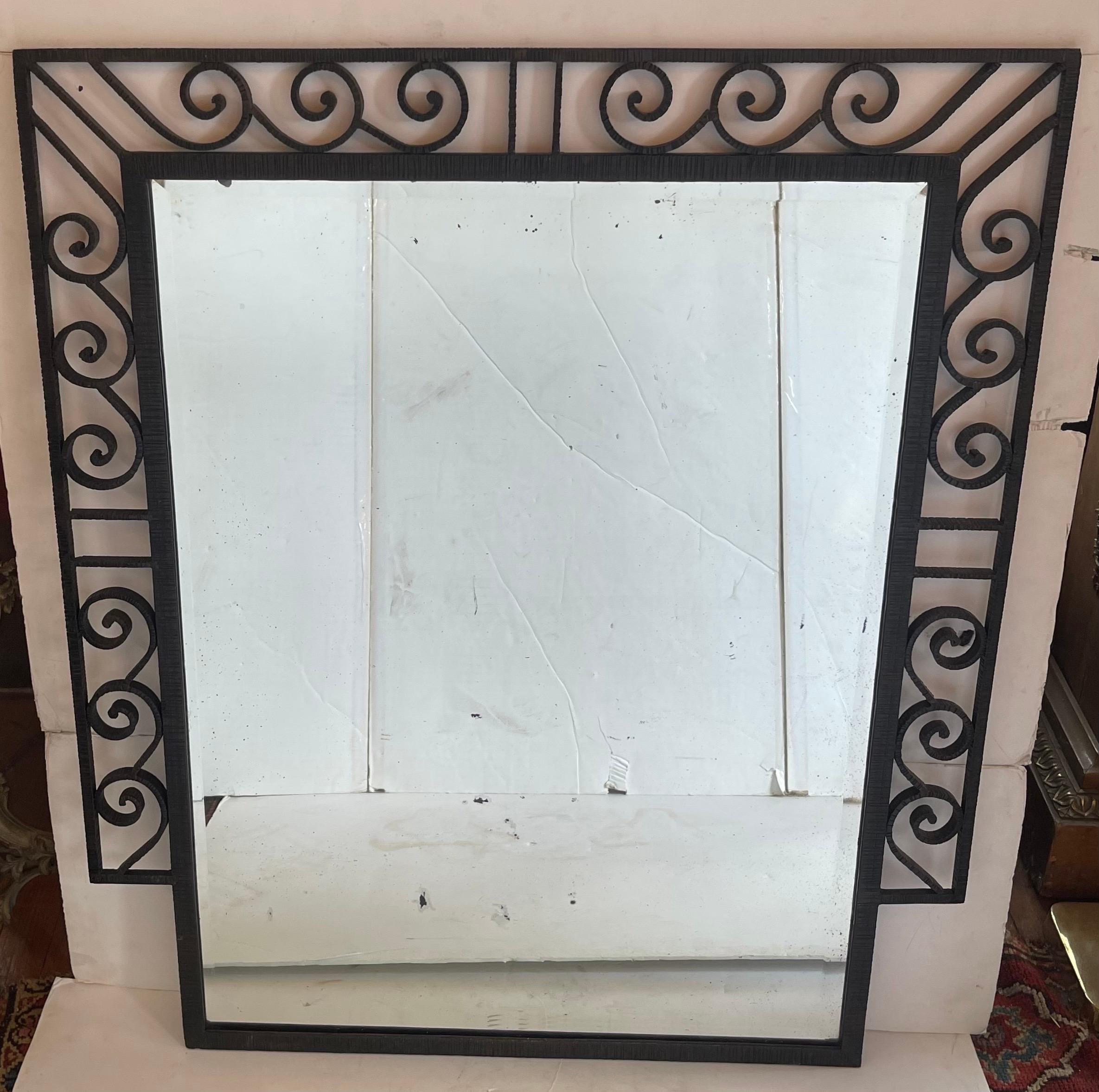 Una meravigliosa cornice francese Art Deco in ferro battuto lavorata a mano con inserto di specchio antico alla maniera di Edger Brandt