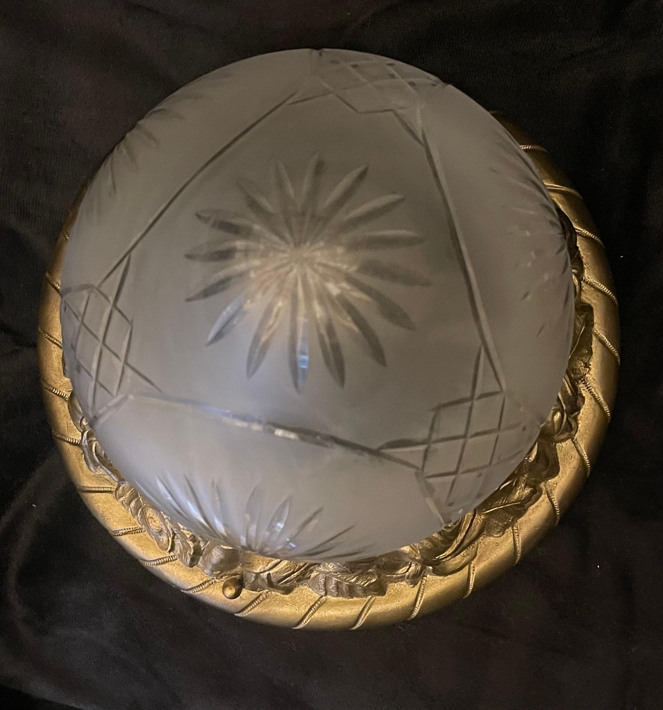 Merveilleux petit luminaire en bronze et cristal dépoli Art Nouveau français