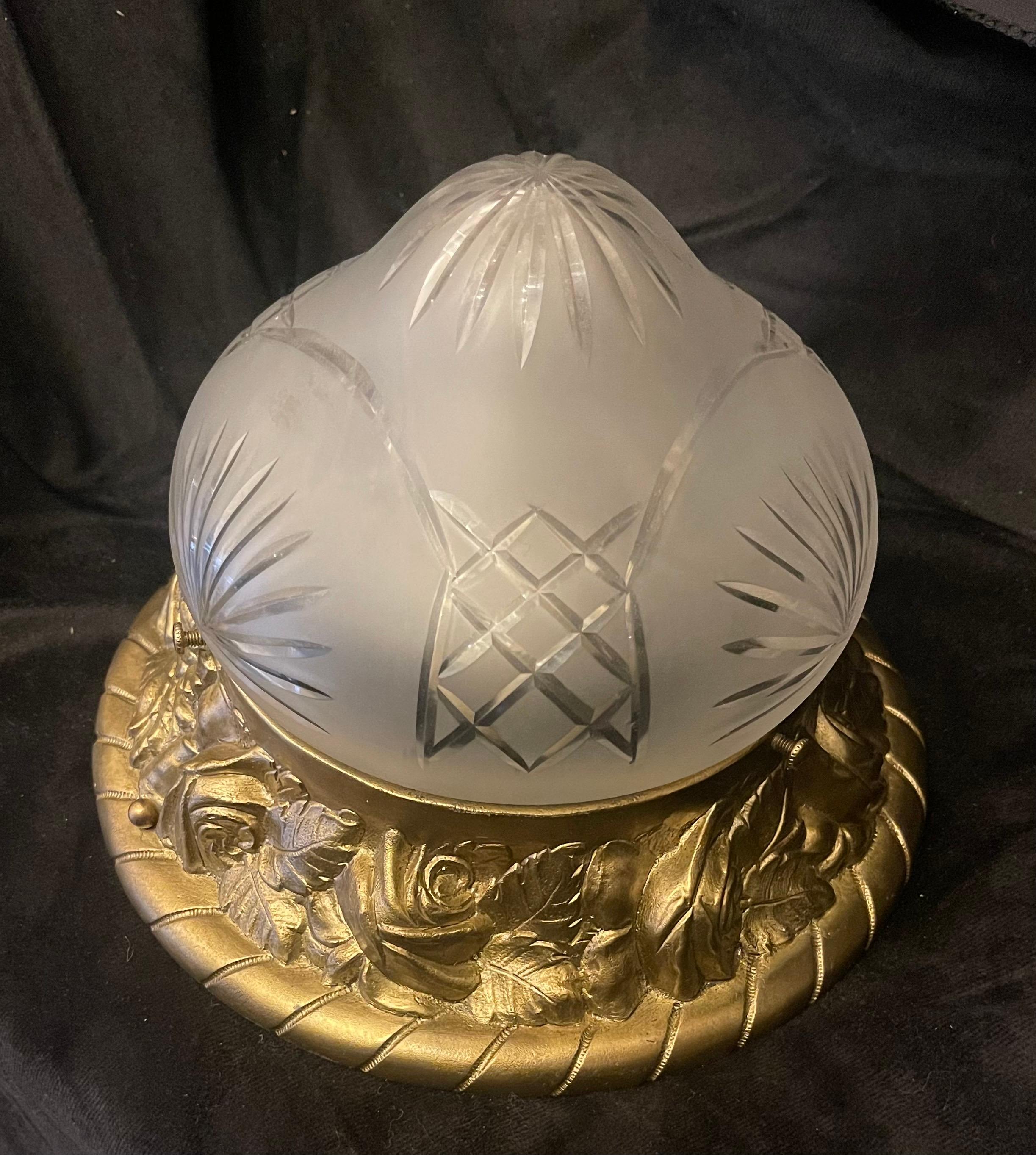 Art nouveau Merveilleux luminaire Art Nouveau français en bronze gravé et cristal dépoli en vente