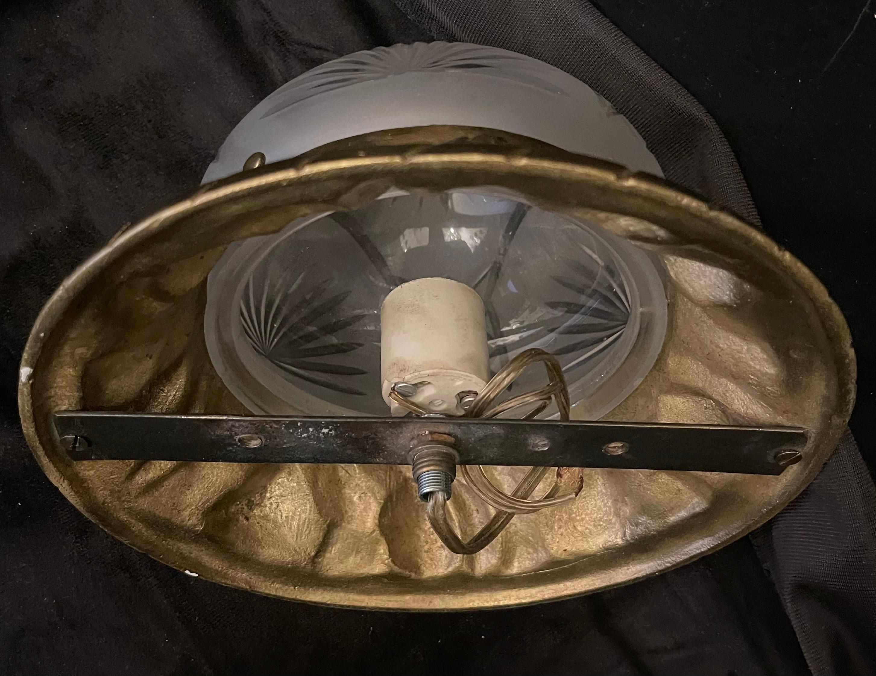 Français Merveilleux luminaire Art Nouveau français en bronze gravé et cristal dépoli en vente