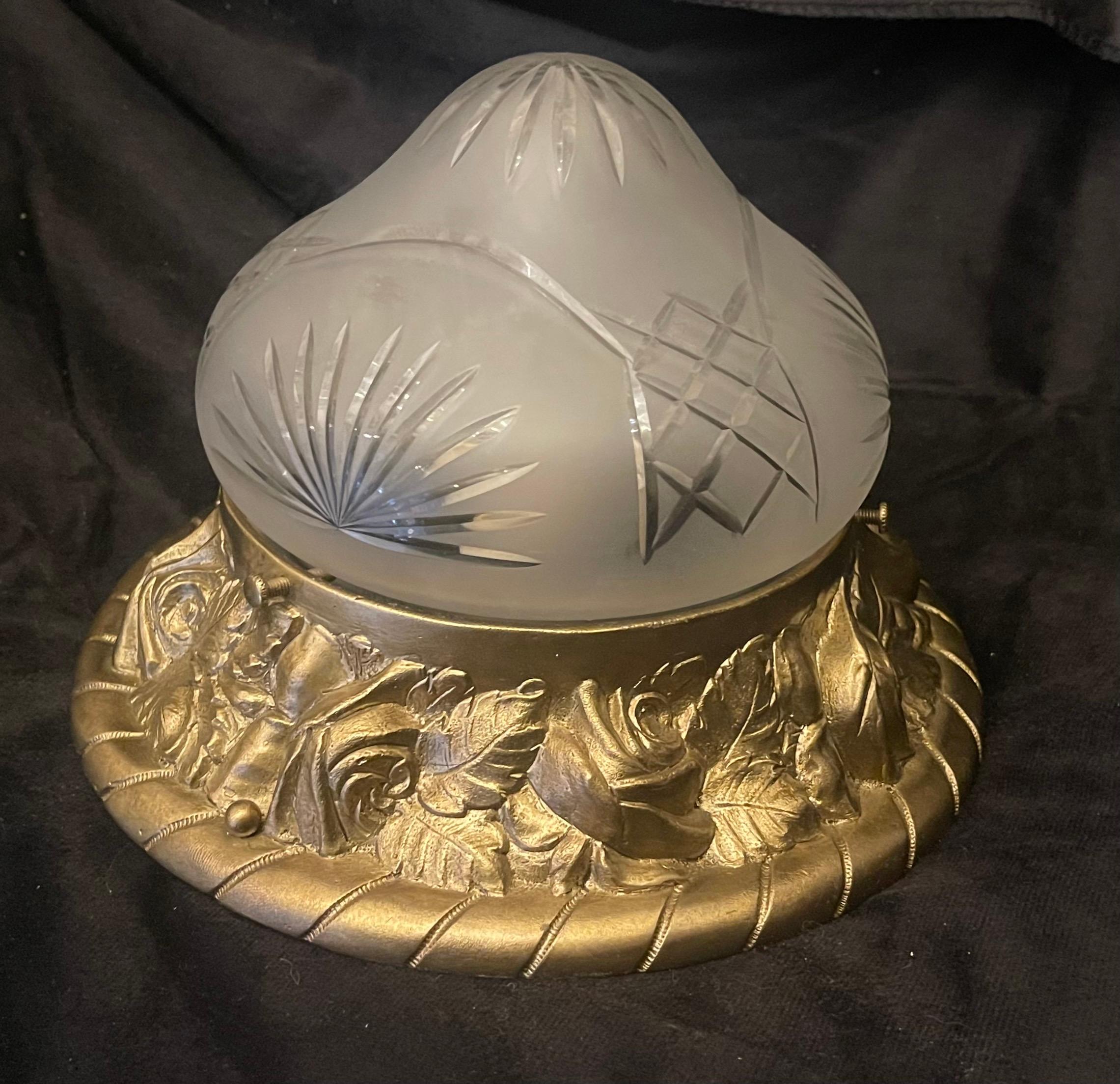 Buriné Merveilleux luminaire Art Nouveau français en bronze gravé et cristal dépoli en vente