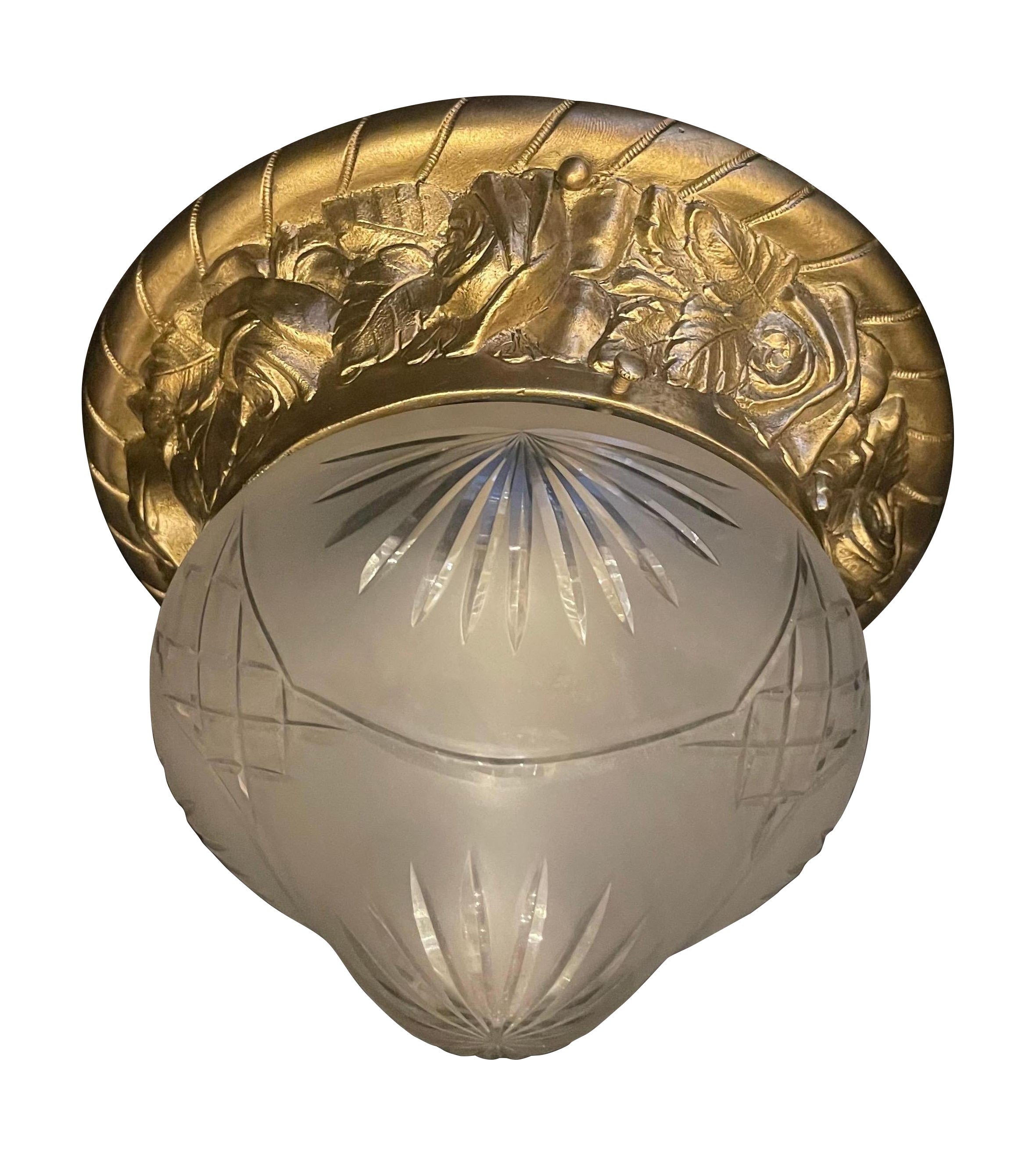 Wunderschöne französische Einbaubeleuchtung aus geätztem, mattiertem Kristall im Art nouveau-Stil aus Bronze